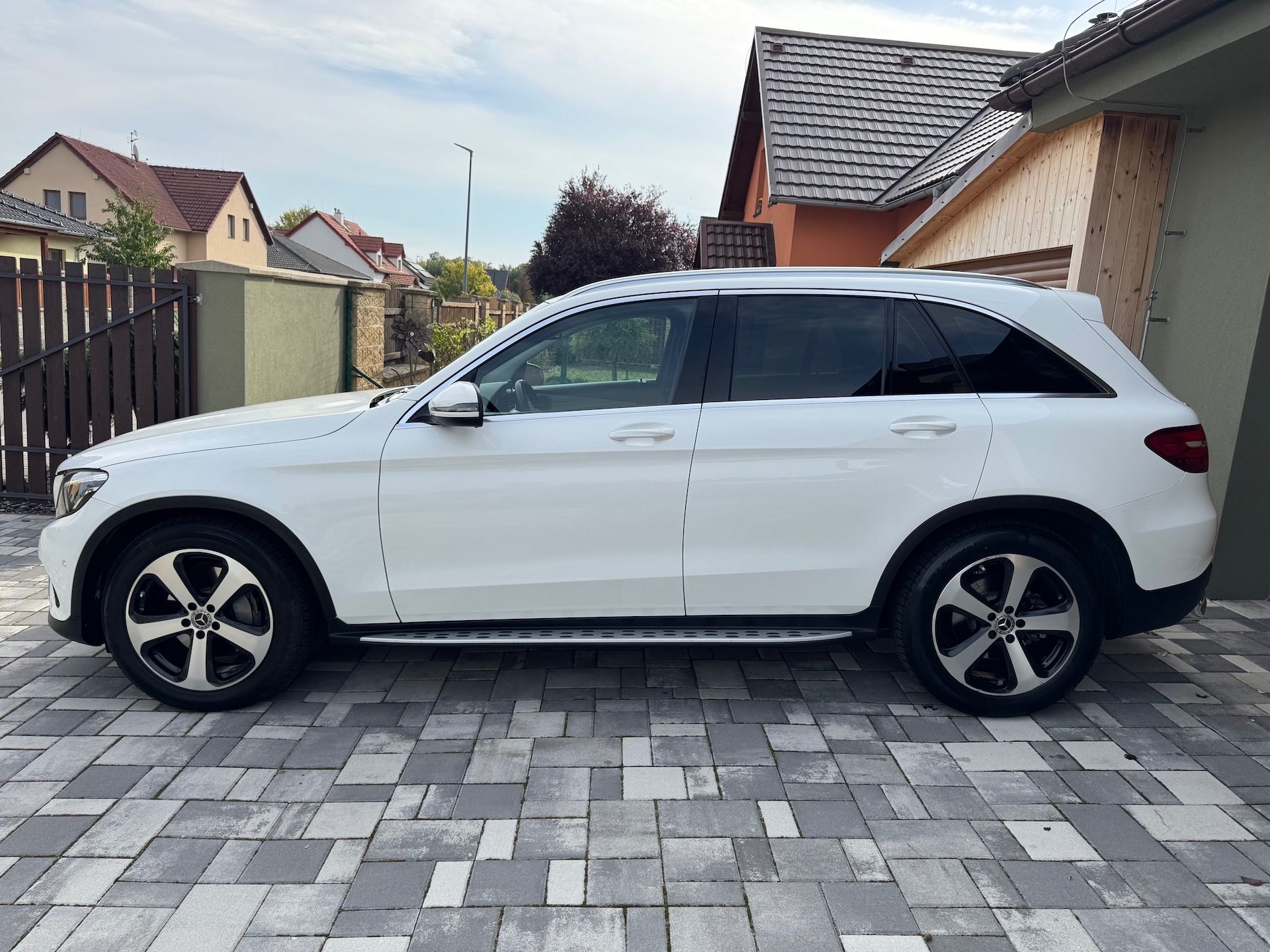 Mercedes-Benz GLC, 220d 4MATIC ČR - fotka 5