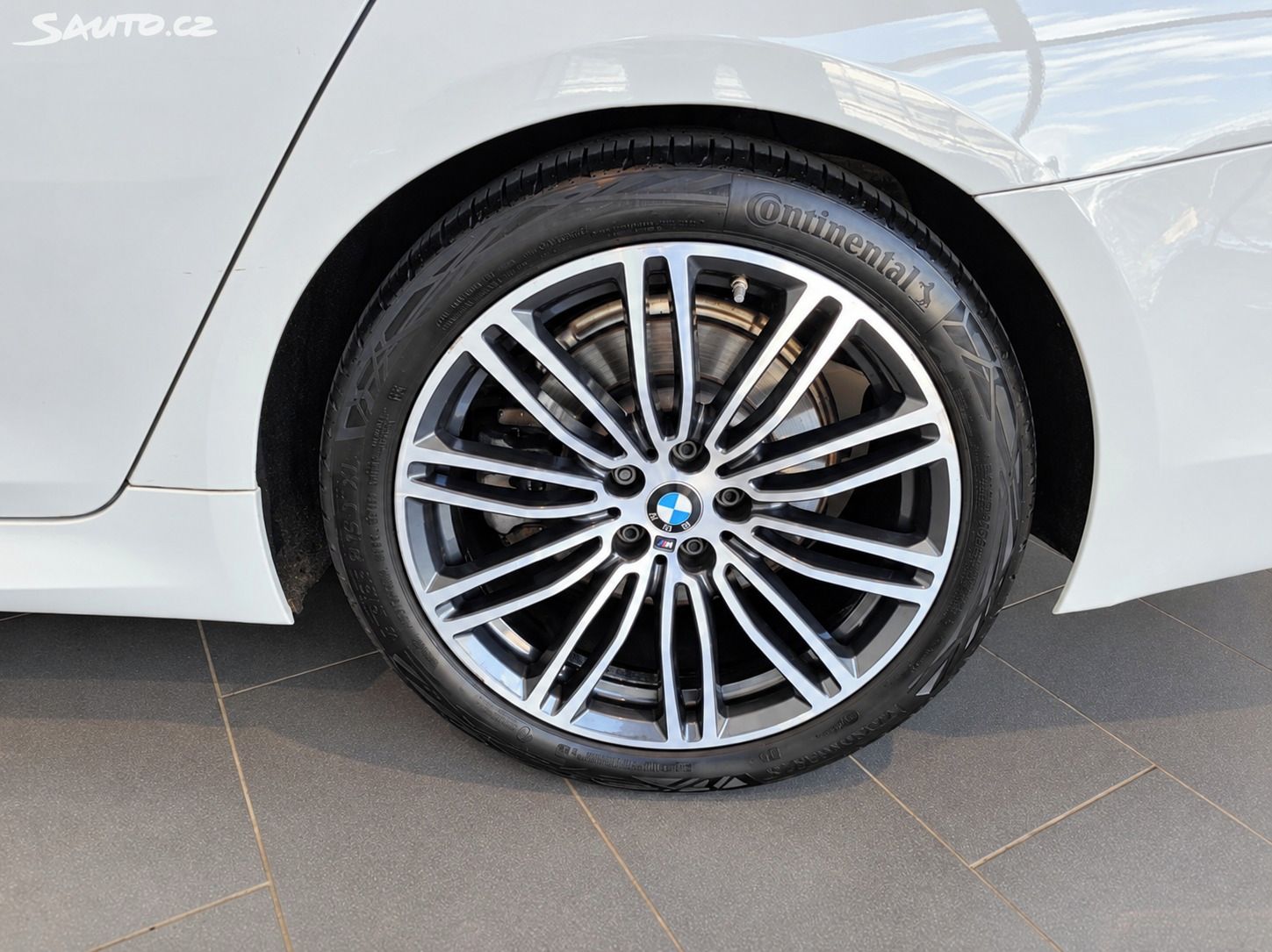 BMW Řada 5, 520d xDrive Mpacket - fotka 4