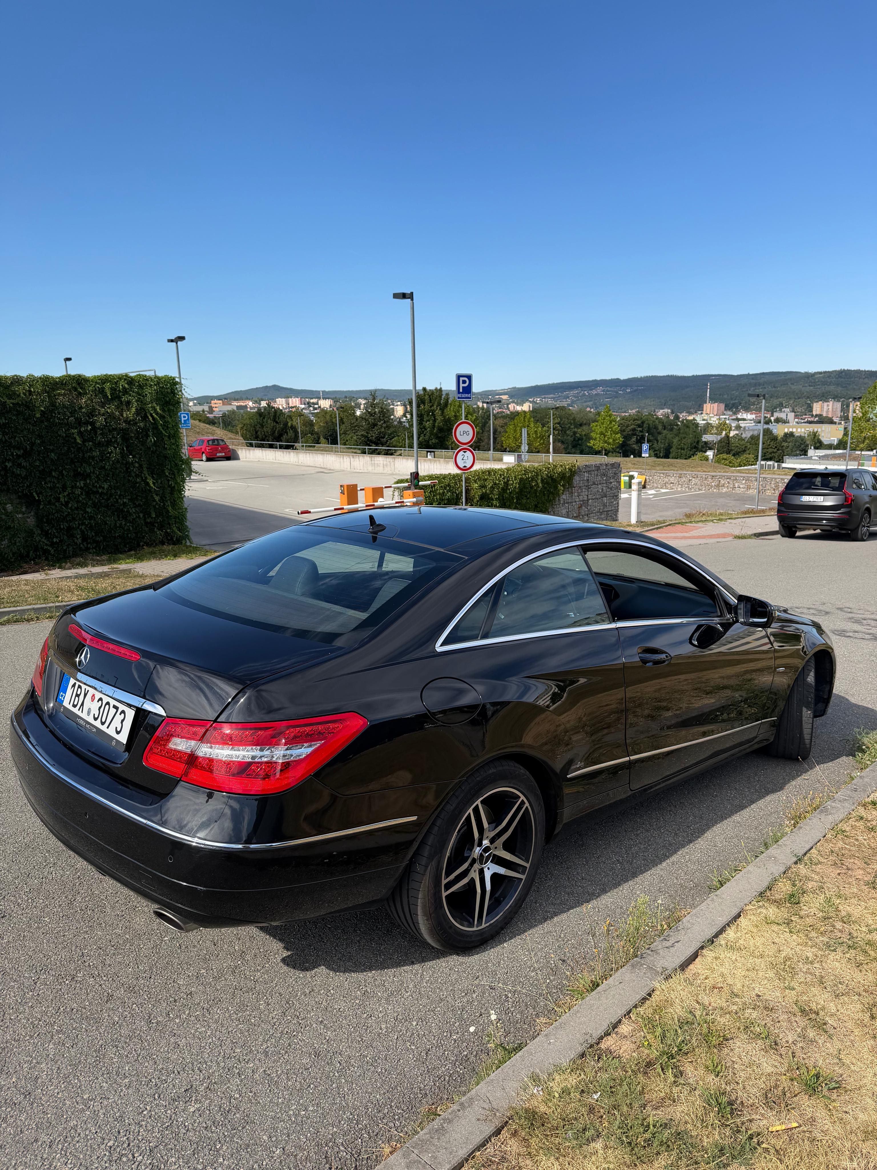 Mercedes-Benz Třídy E, Mercedes Benz E350 CGI - fotka 4