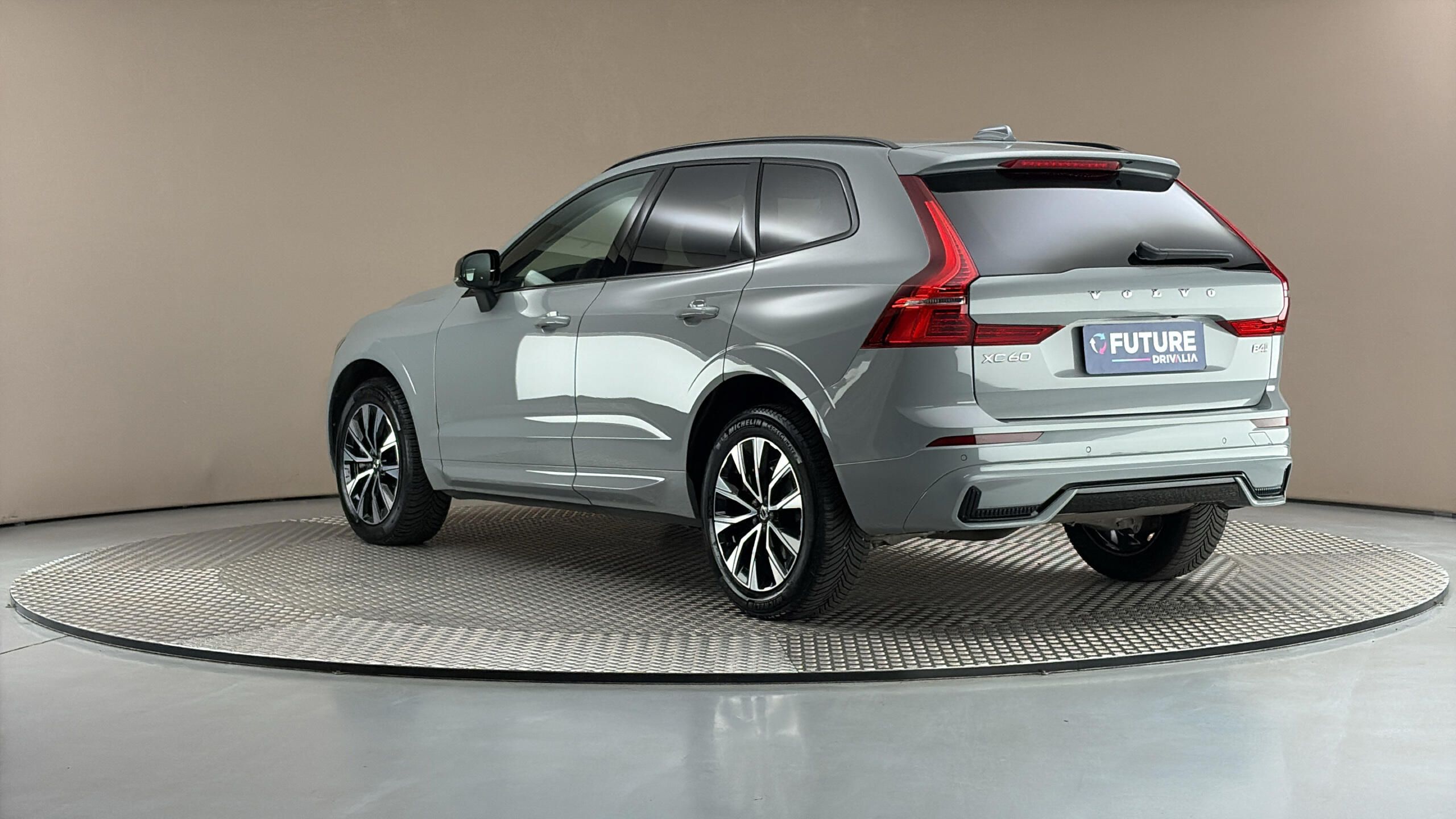 Volvo XC60, 2.0 B4 AUT AWD Plus Dark - fotka 2