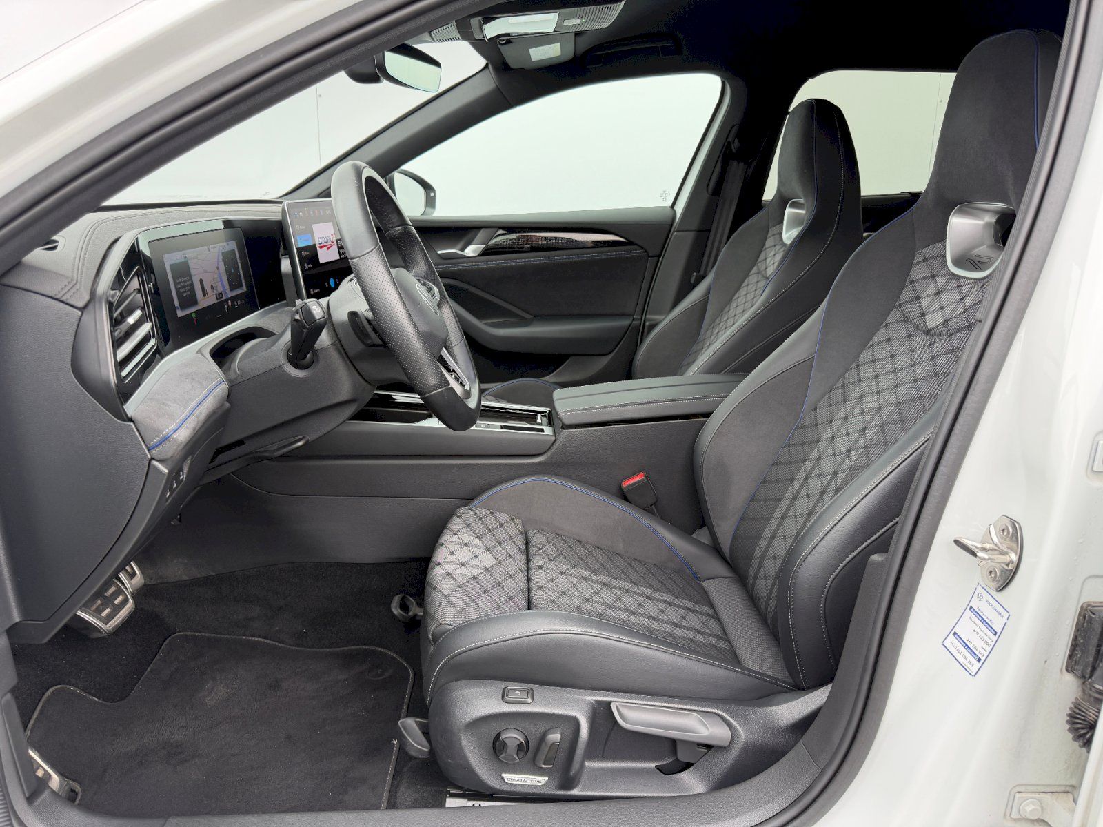 Volkswagen Passat, 2.0 TDI 110 kW R-LINE - fotka 5
