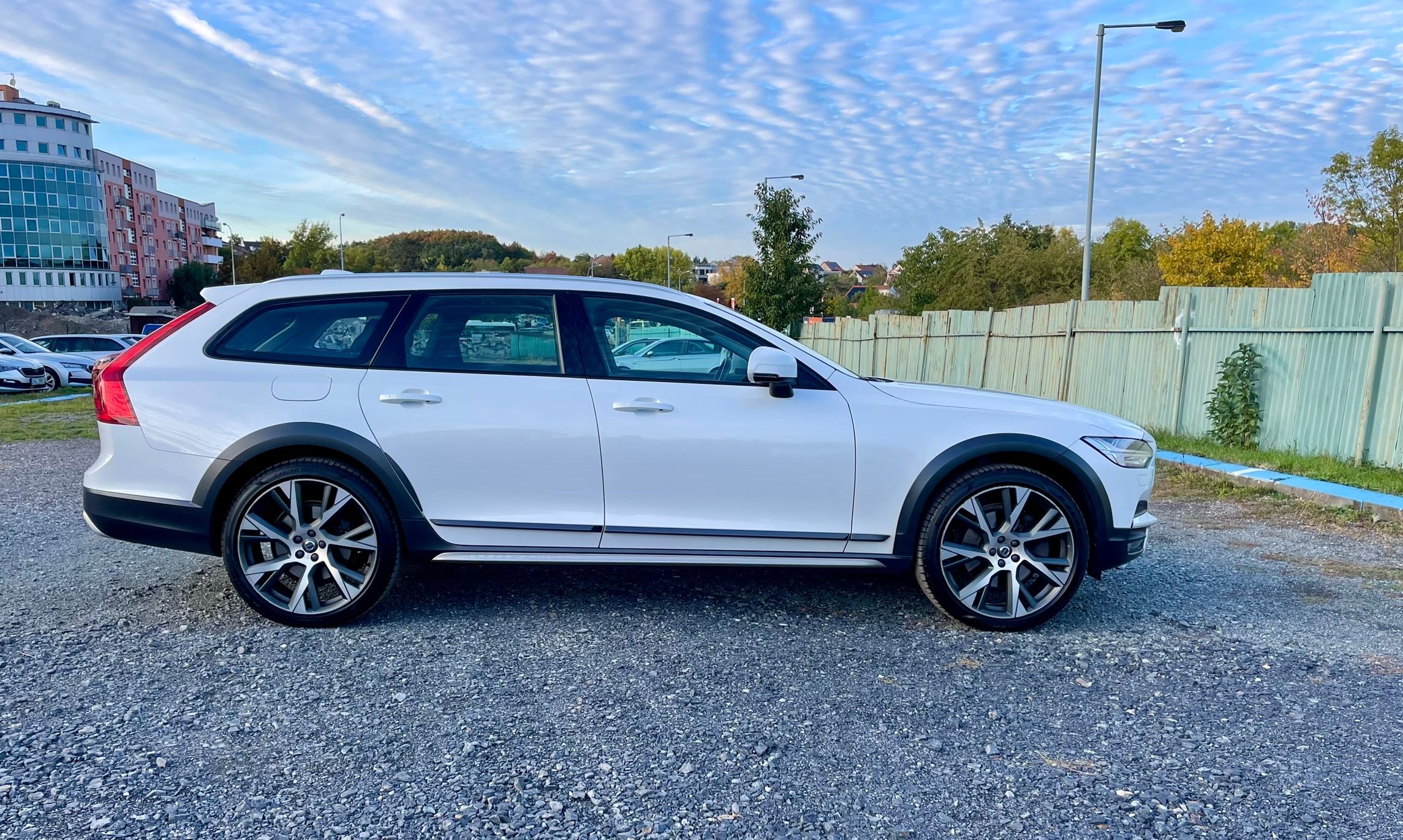 Volvo V90, CC 2.0  173 kW  bílá metal