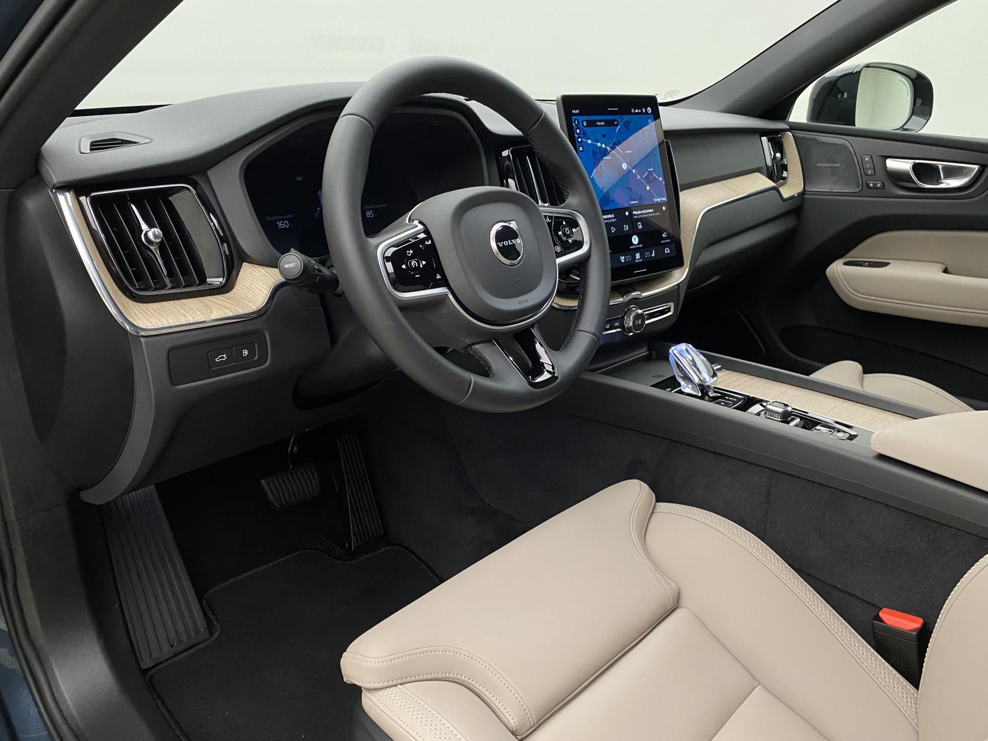 Volvo XC60, T6 AWD DARK PLUS AUT CZ - fotka 4