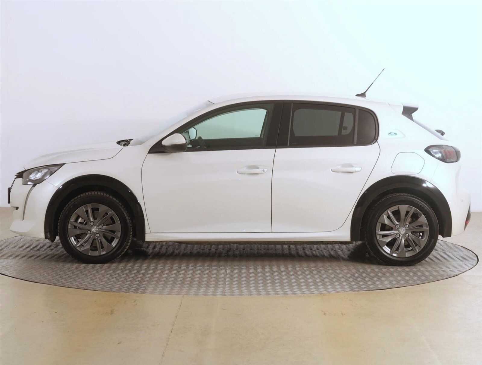 Peugeot 208, 50 kWh, SoH 89%, Allure - fotka 3
