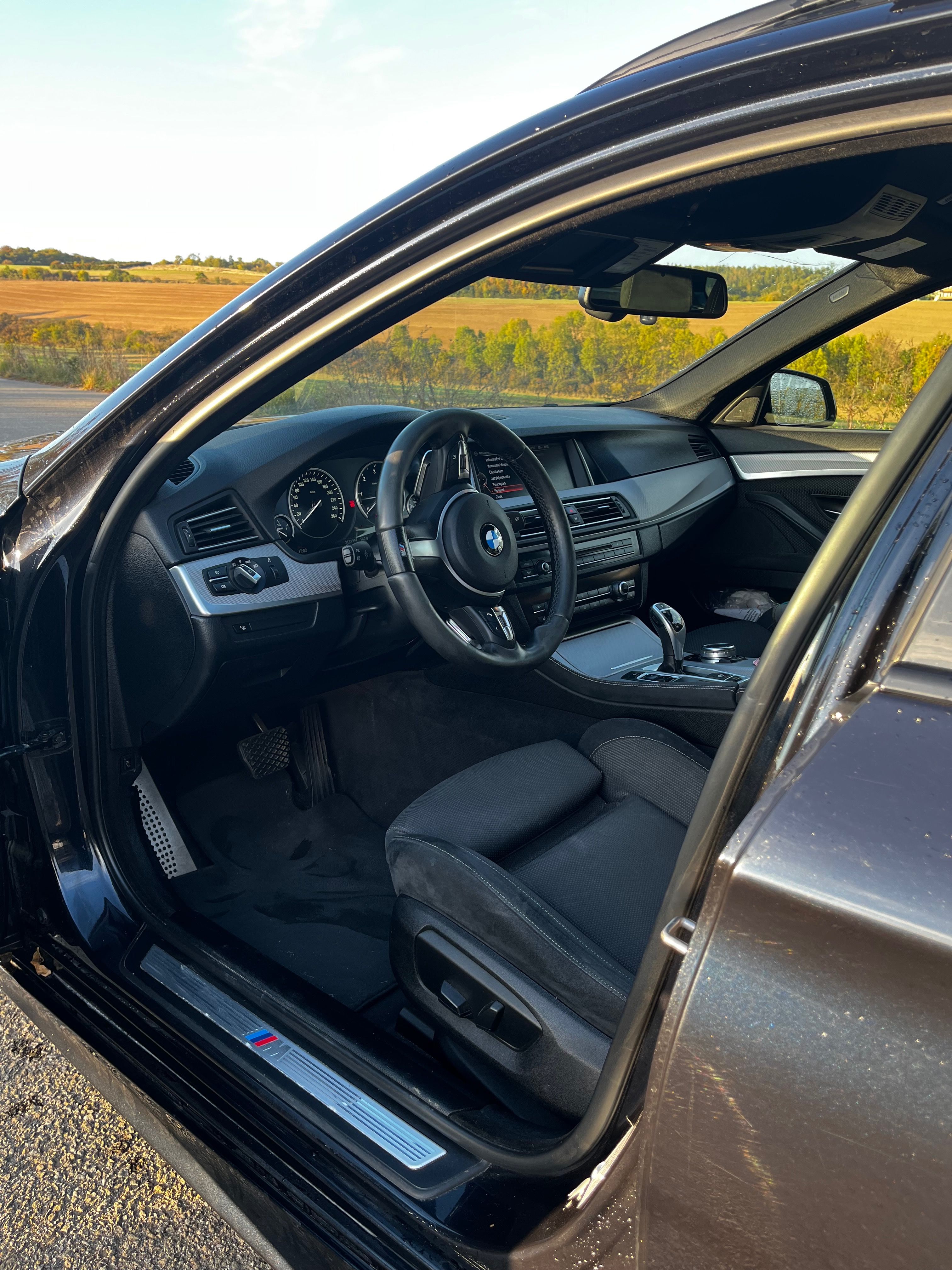 BMW Řada 5, BMW 530 D x-DRIVE M- paket - fotka 4