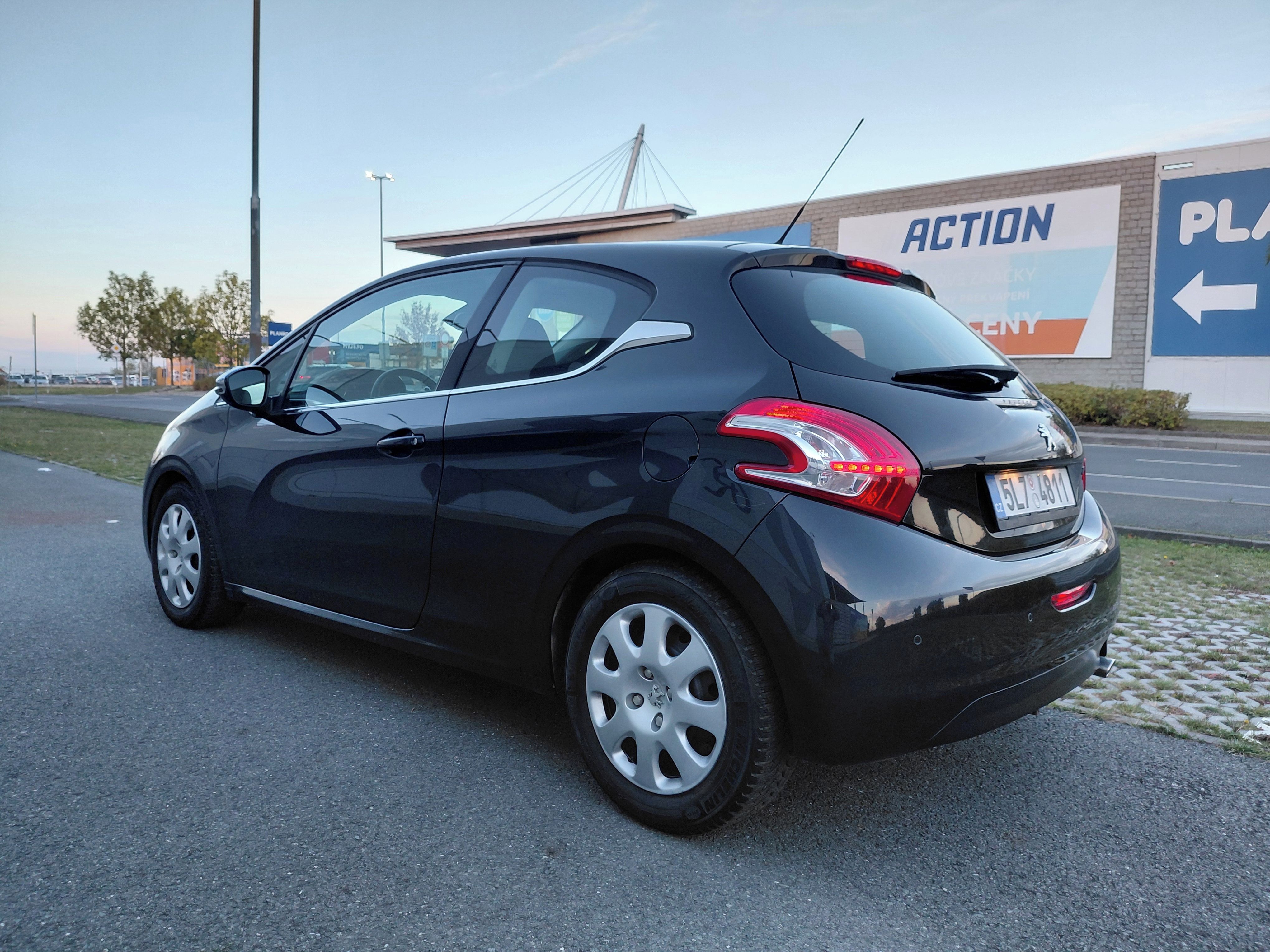 Peugeot 208, 1.6 16V 88KW PĚKNÉ,ZACHOVALÉ - fotka 5