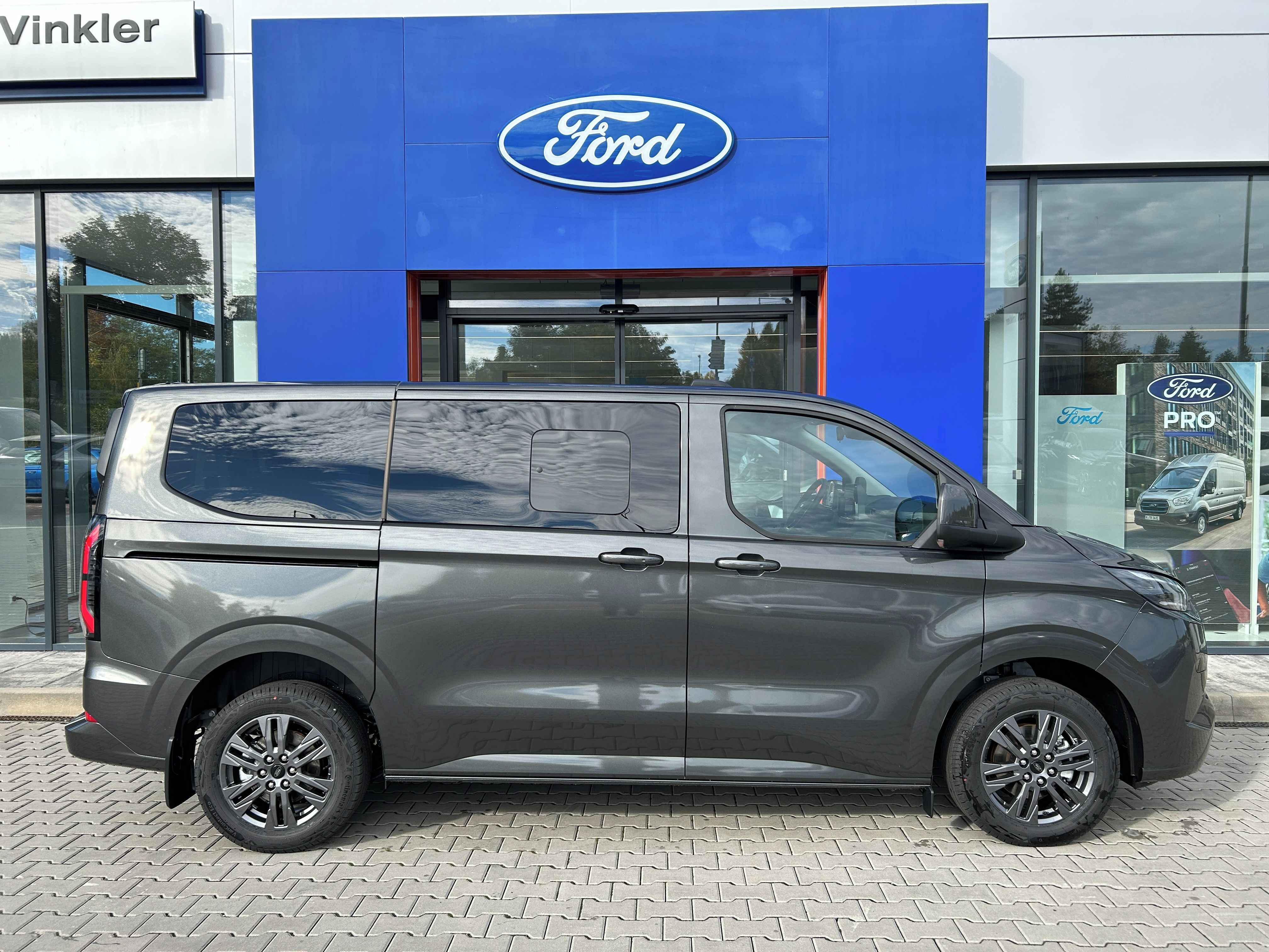 Ford Tourneo Custom, Titanium  L1 2.5 PHEV 171kW - fotka 4