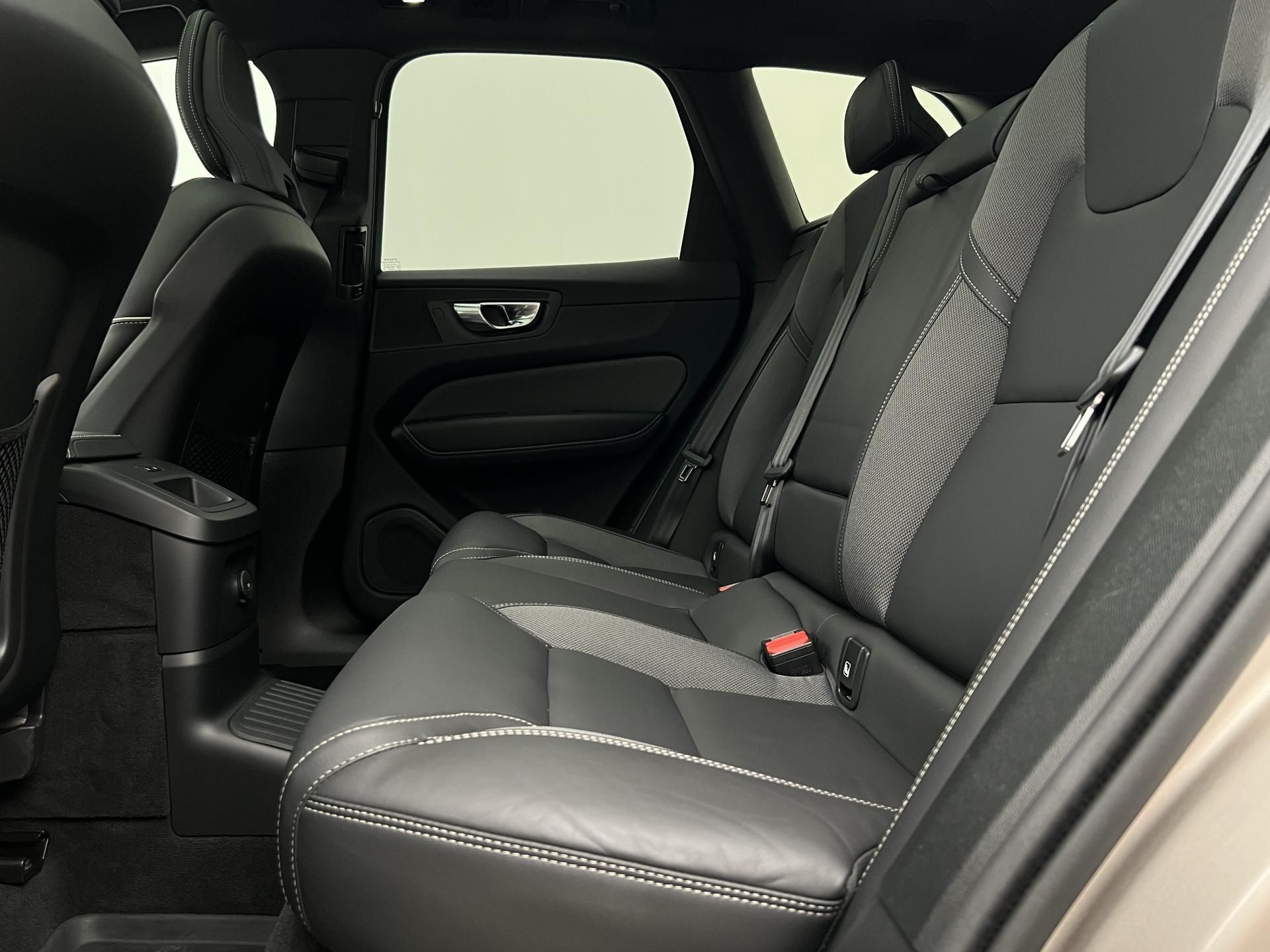 Volvo XC60, T6 AWD DARK PLUS RECHARGE AUT - fotka 6