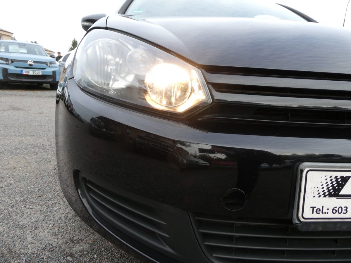 Volkswagen Golf, 1,6 TDi 77kW serviska, závěs - fotka 5