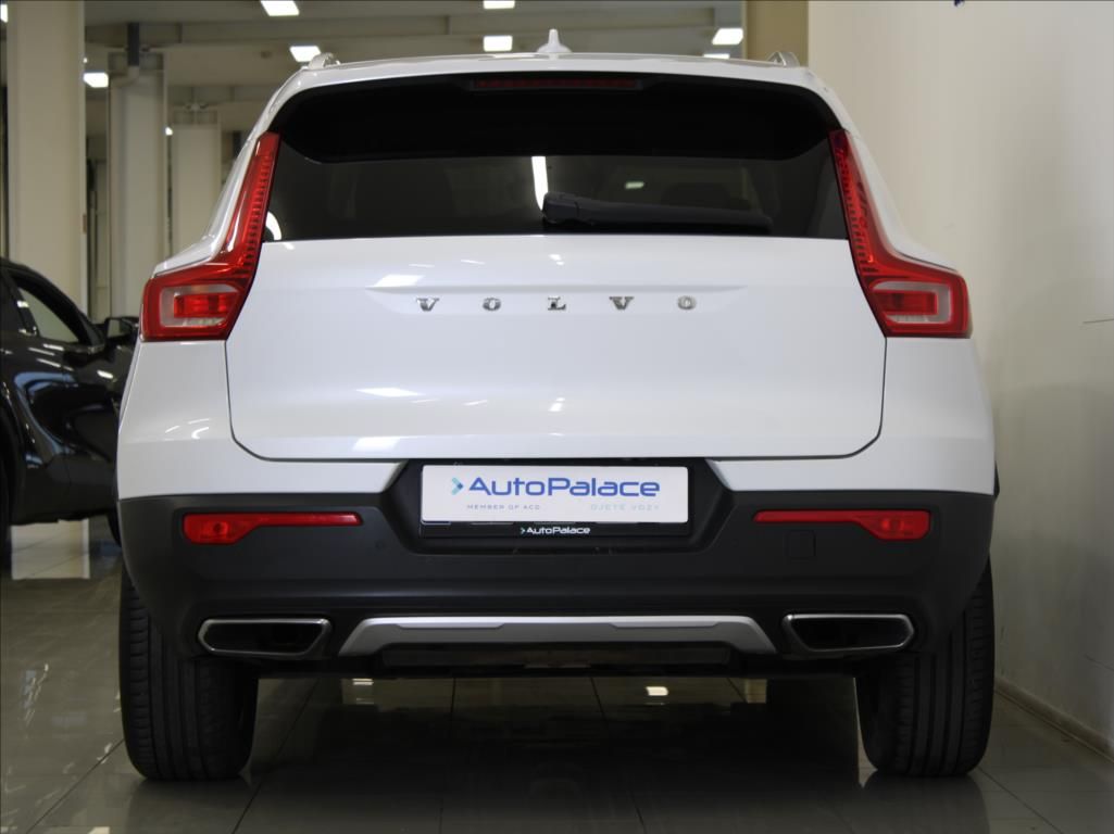 Volvo XC40, 2,0 T4 140kW Insc. H/K 1.maj.Č - fotka 4