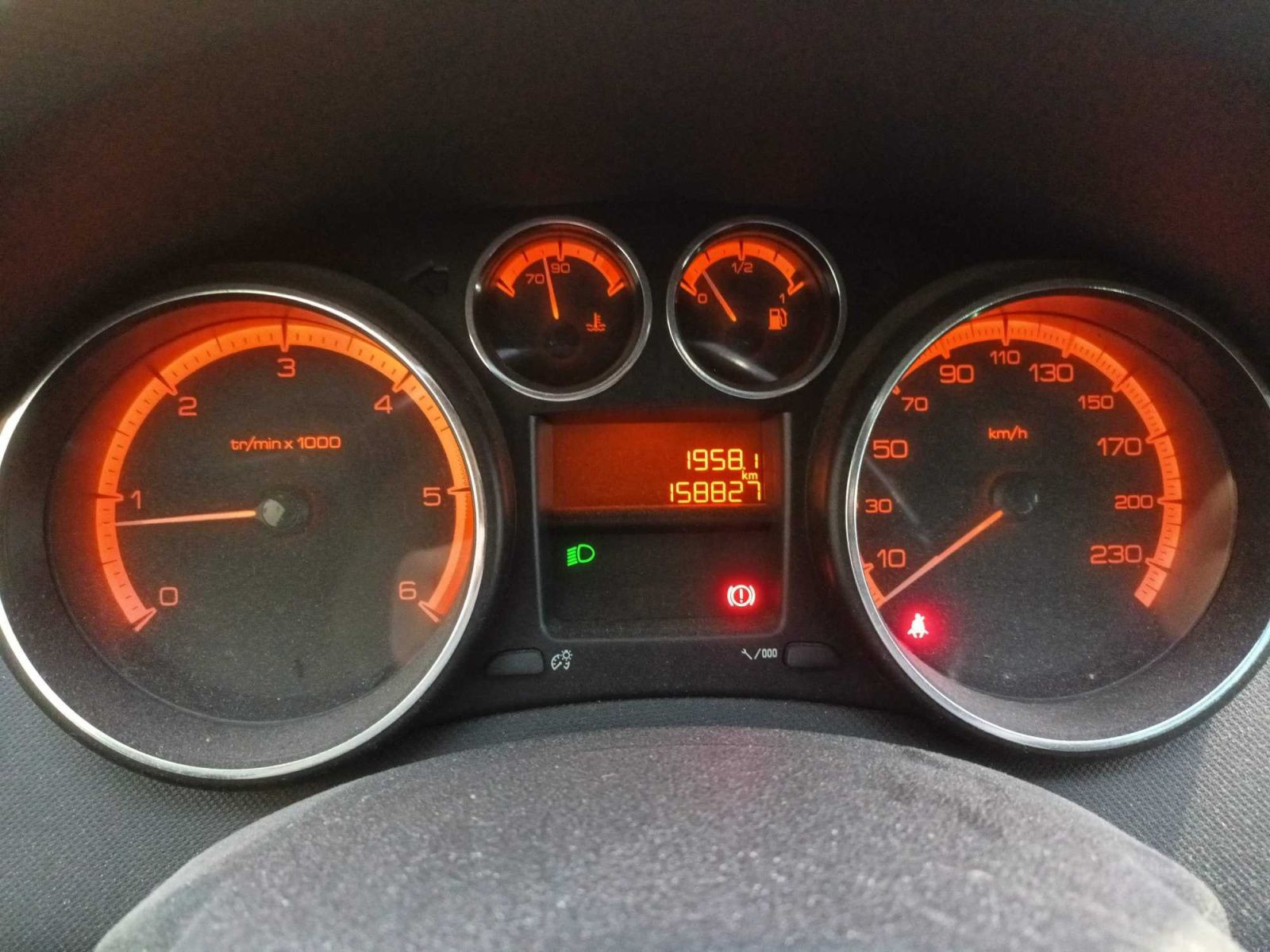 Peugeot 308, 1.6 e-HDi, 7 míst, ČR,1.maj - fotka 3