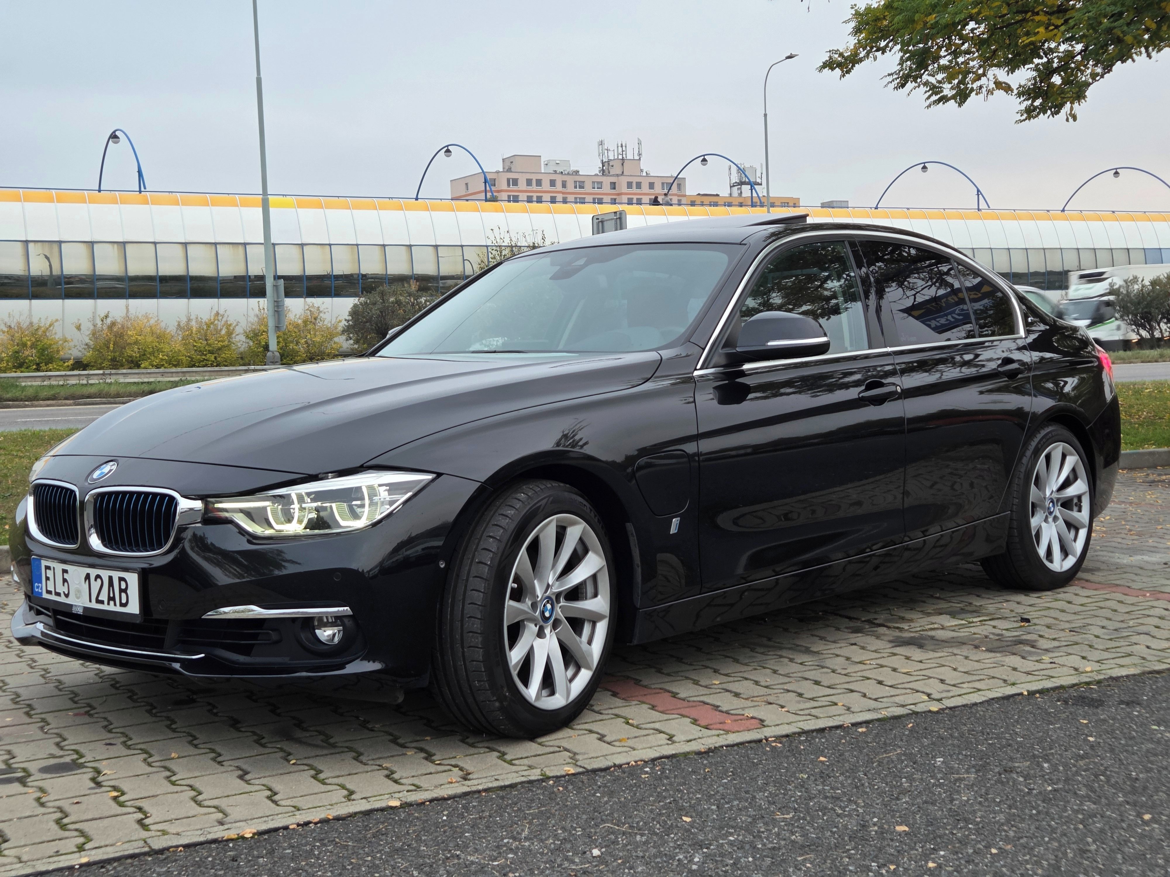 BMW Řada 3, Bmw 330e (F30 LCI) malý nájezd - fotka 4