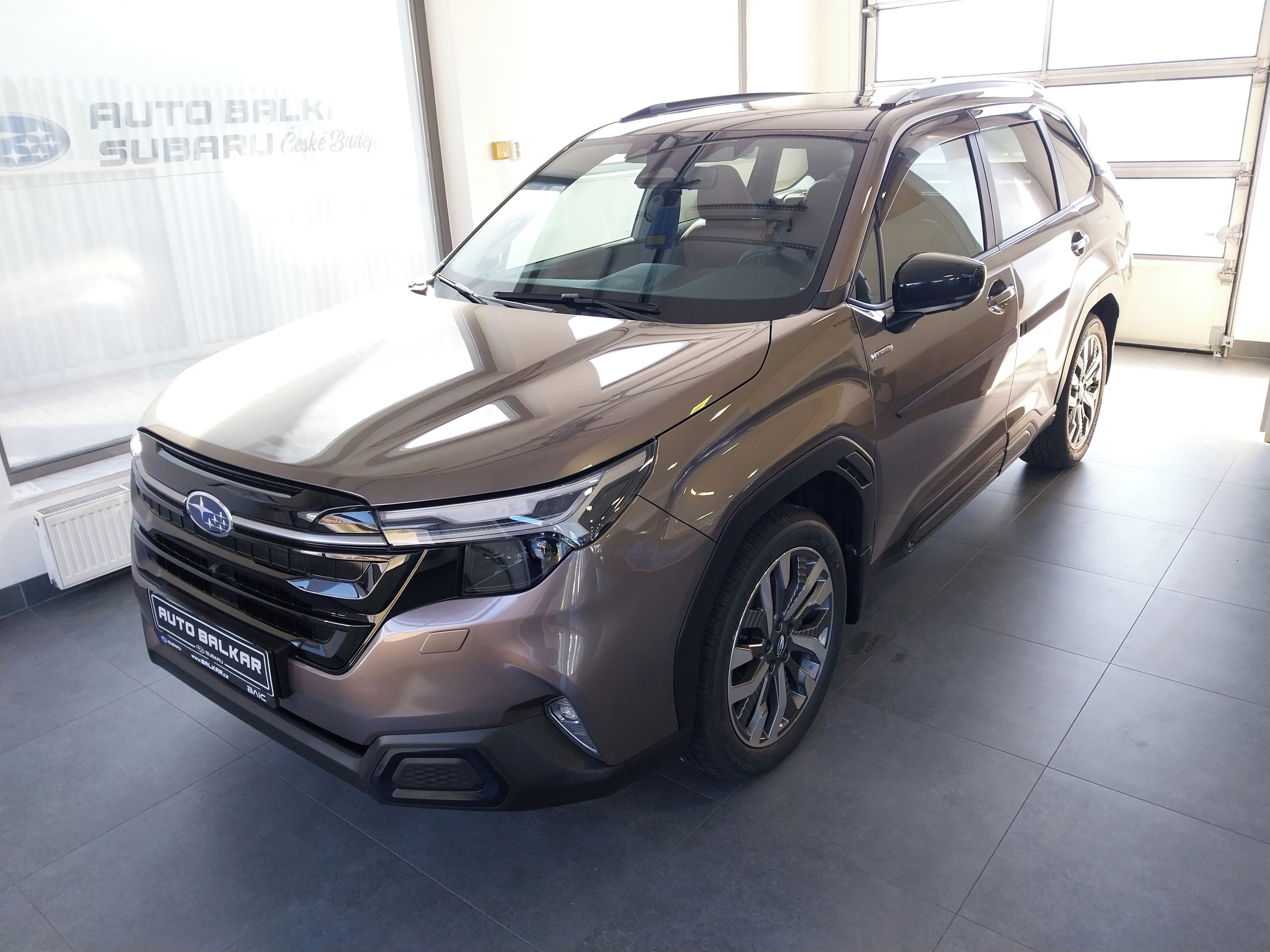 Subaru Forester, 2.0i MHEV Touring, Hnědá kůže - fotka 3