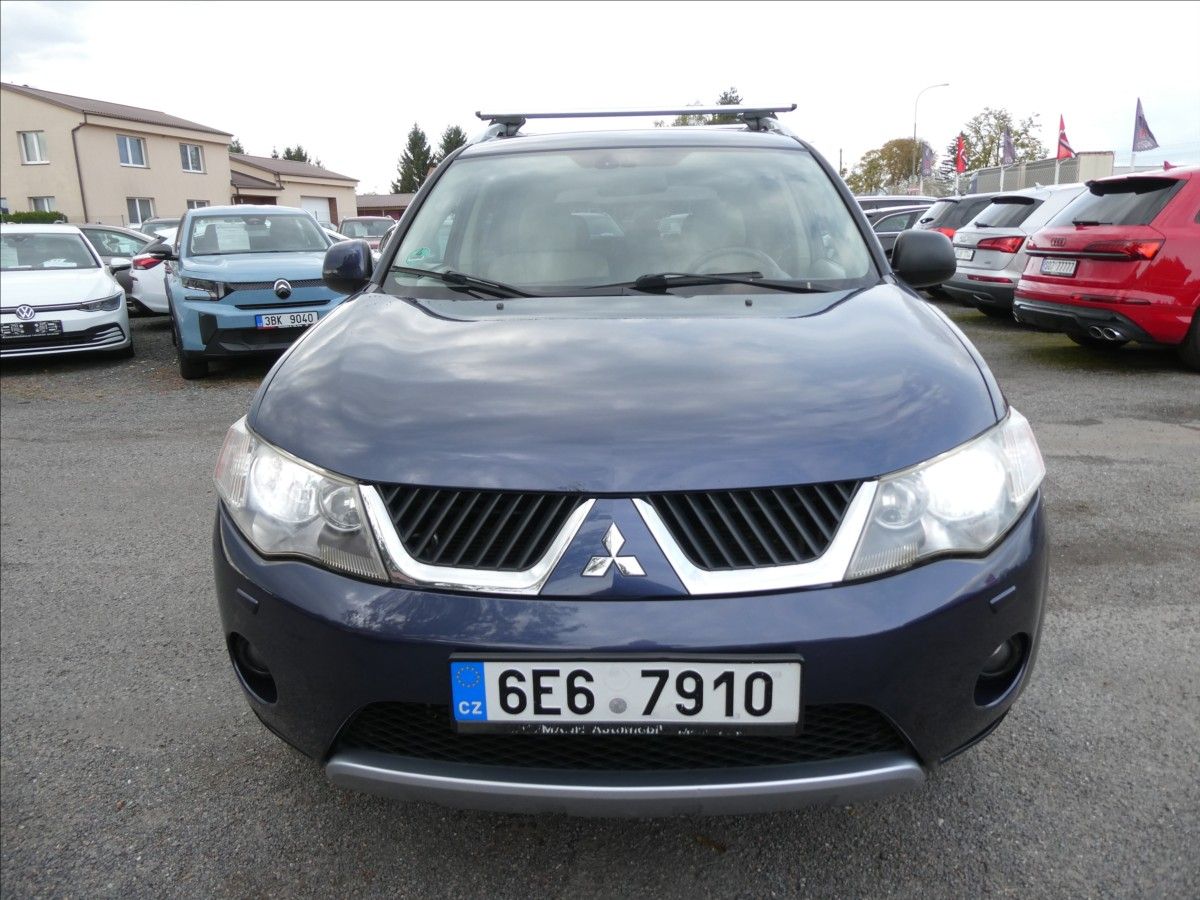 Mitsubishi Outlander, 2,4 i 125kW 7.míst,4x4,automat - fotka 2
