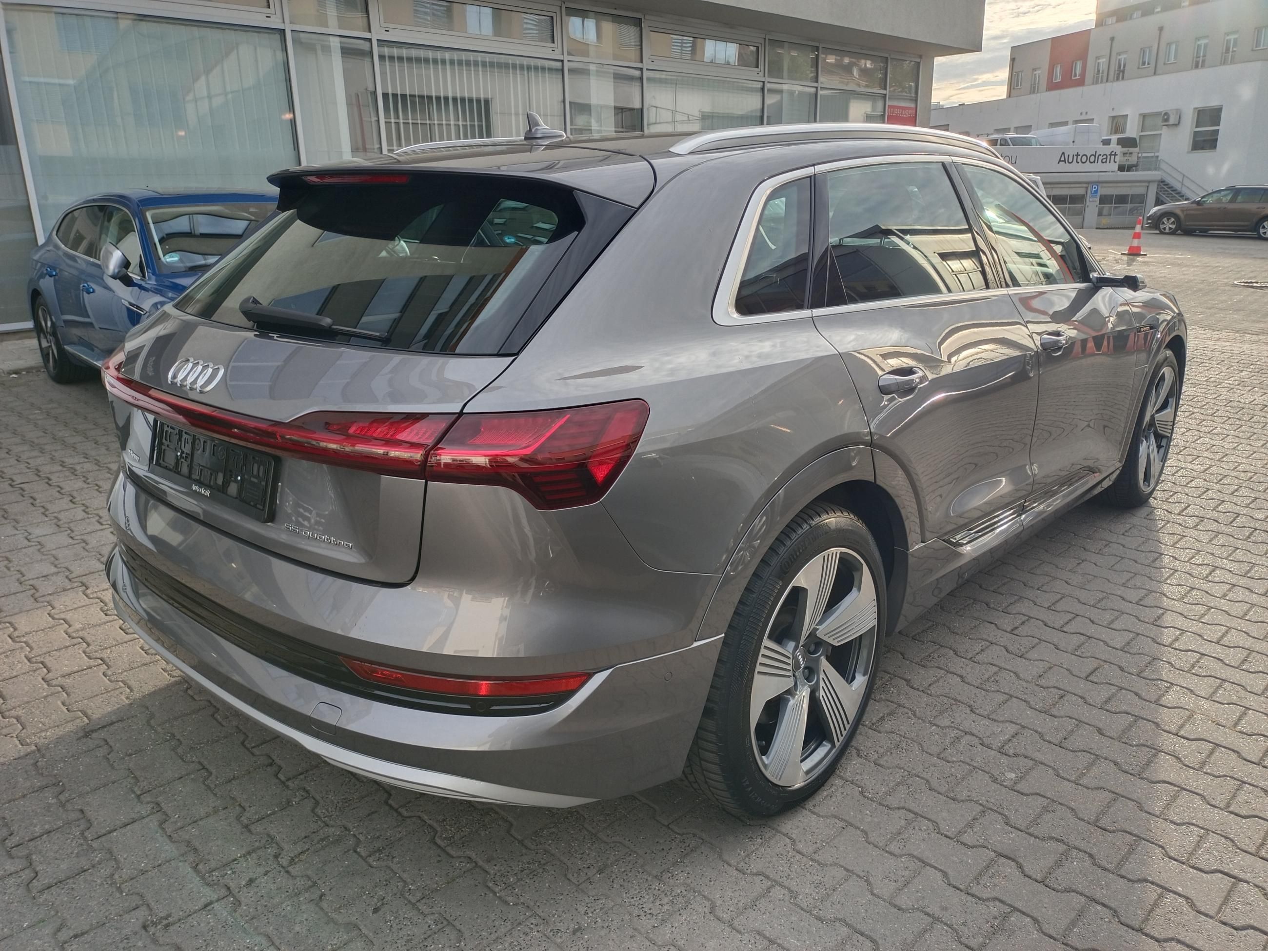 Audi e-tron, 55 4x4 300 kW / Vzduch - fotka 5