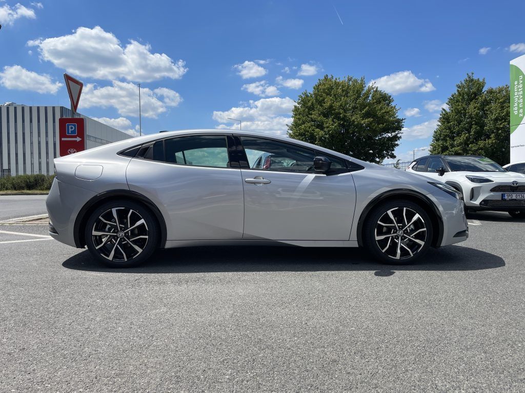 Toyota Prius, 2.0 Plug-in Hybrid Prestige - fotka 2