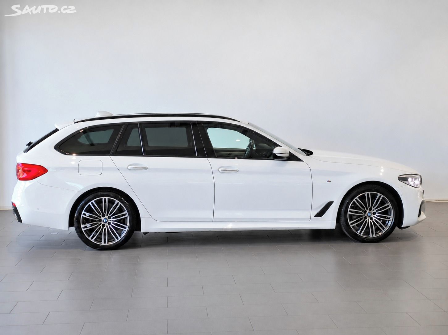 BMW Řada 5, 520d xDrive Mpacket - fotka 2