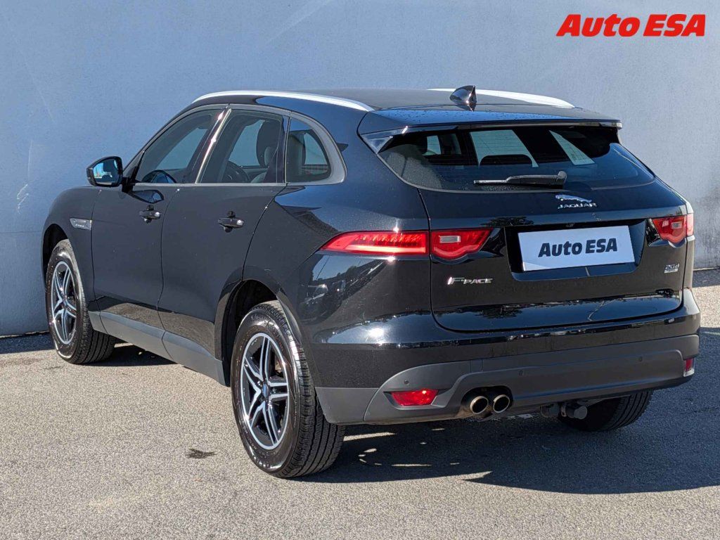 Jaguar F-Pace, 2.0D 4x4,ČR,AT,navi - fotka 4