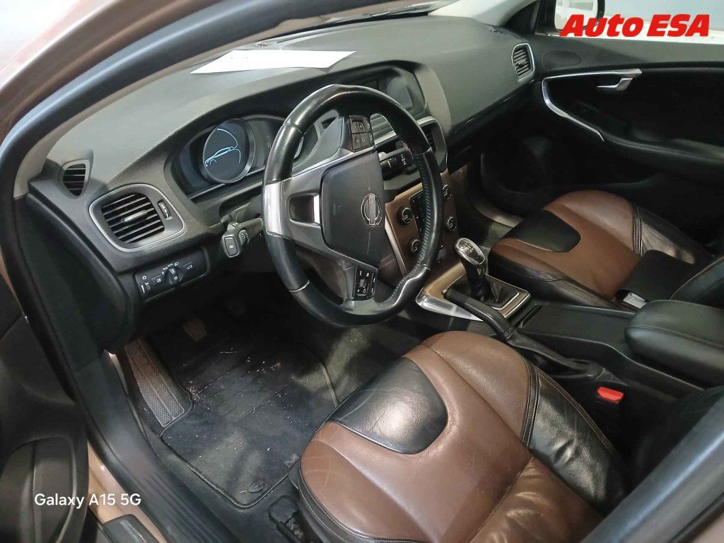 Volvo V40, D2,1.maj - fotka 3
