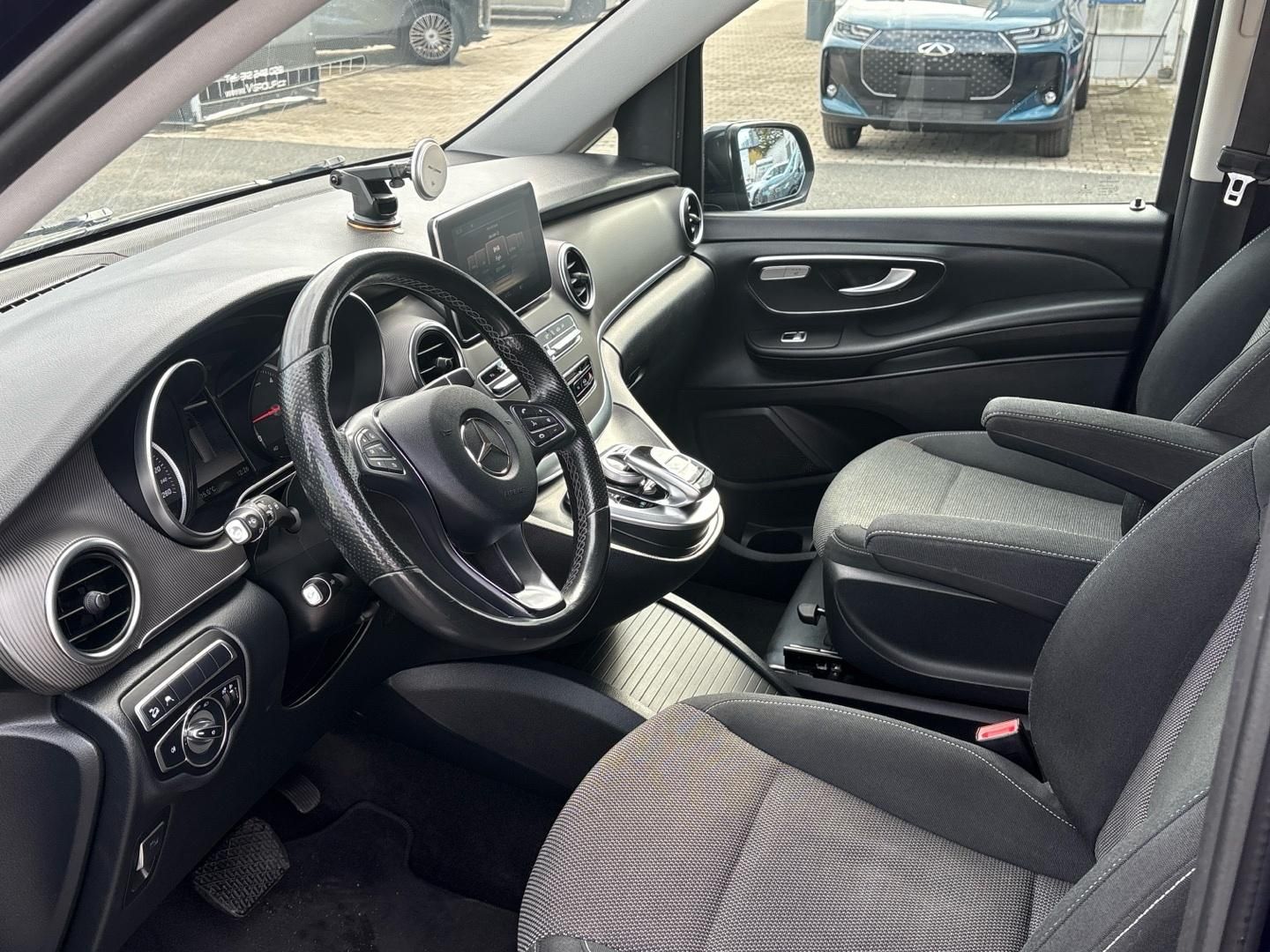 Mercedes-Benz Třídy V, V-Class 250d L 4MATIC - fotka 6