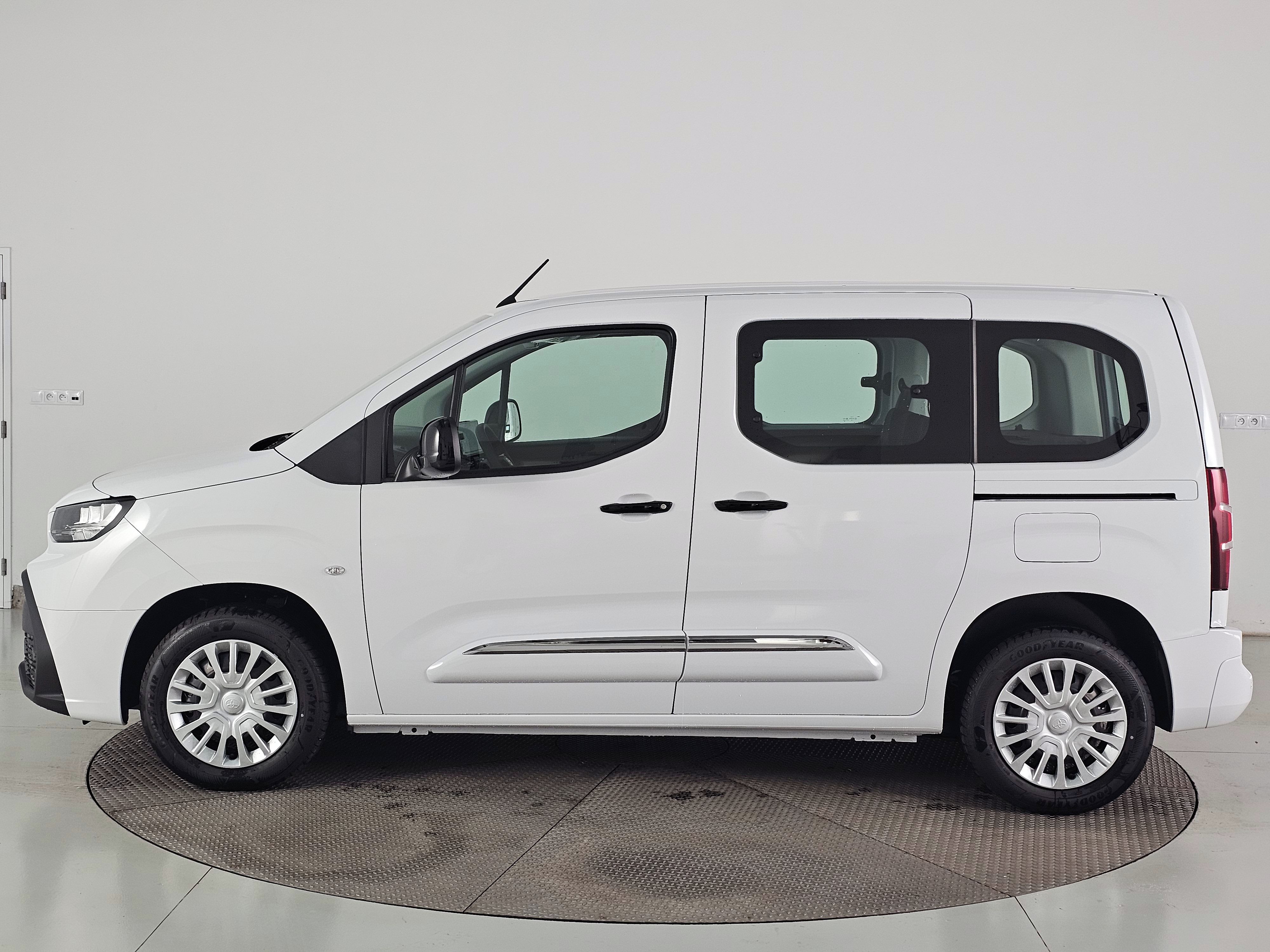 Toyota Proace City Verso, L1, 1.2 110PS Business - fotka 5