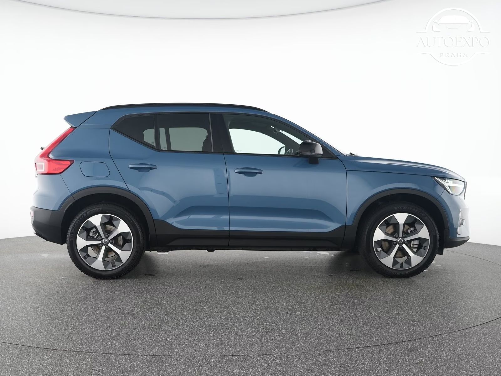 Volvo XC40, B3 Plus Dark - fotka 4