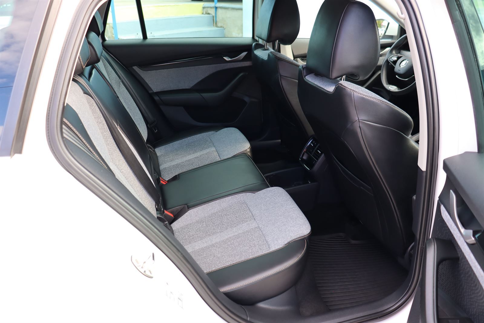 Škoda Octavia, Combi 2.0TDi Top Selection - fotka 6