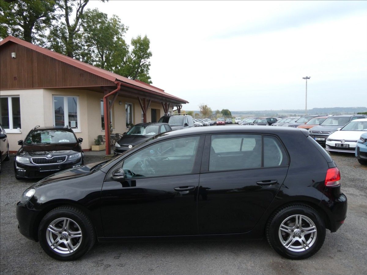 Volkswagen Golf, 1,6 TDi 77kW serviska, závěs - fotka 6