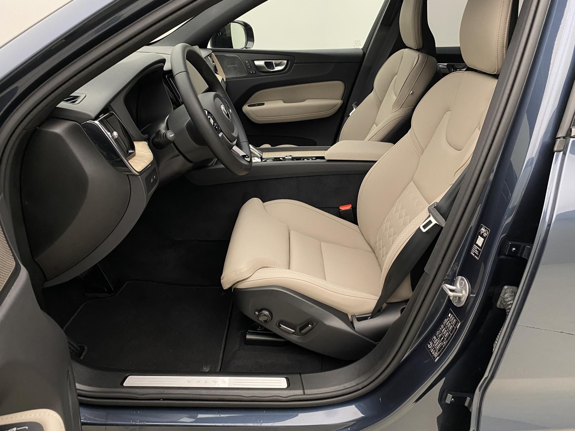 Volvo XC60, T6 AWD DARK PLUS AUT CZ - fotka 3