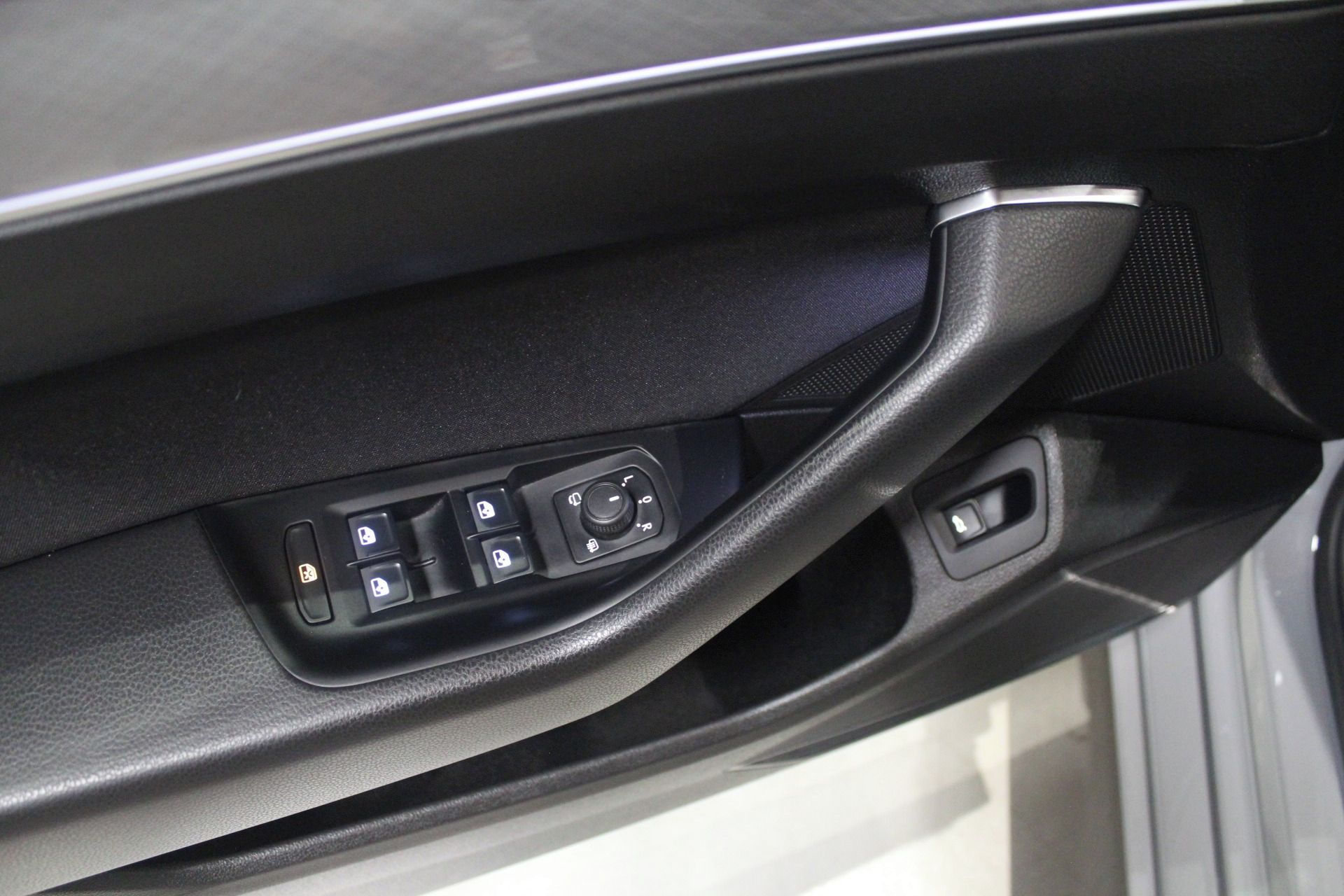 Volkswagen Passat, R-Line 110kW,Webasto,360,Tažné - fotka 5