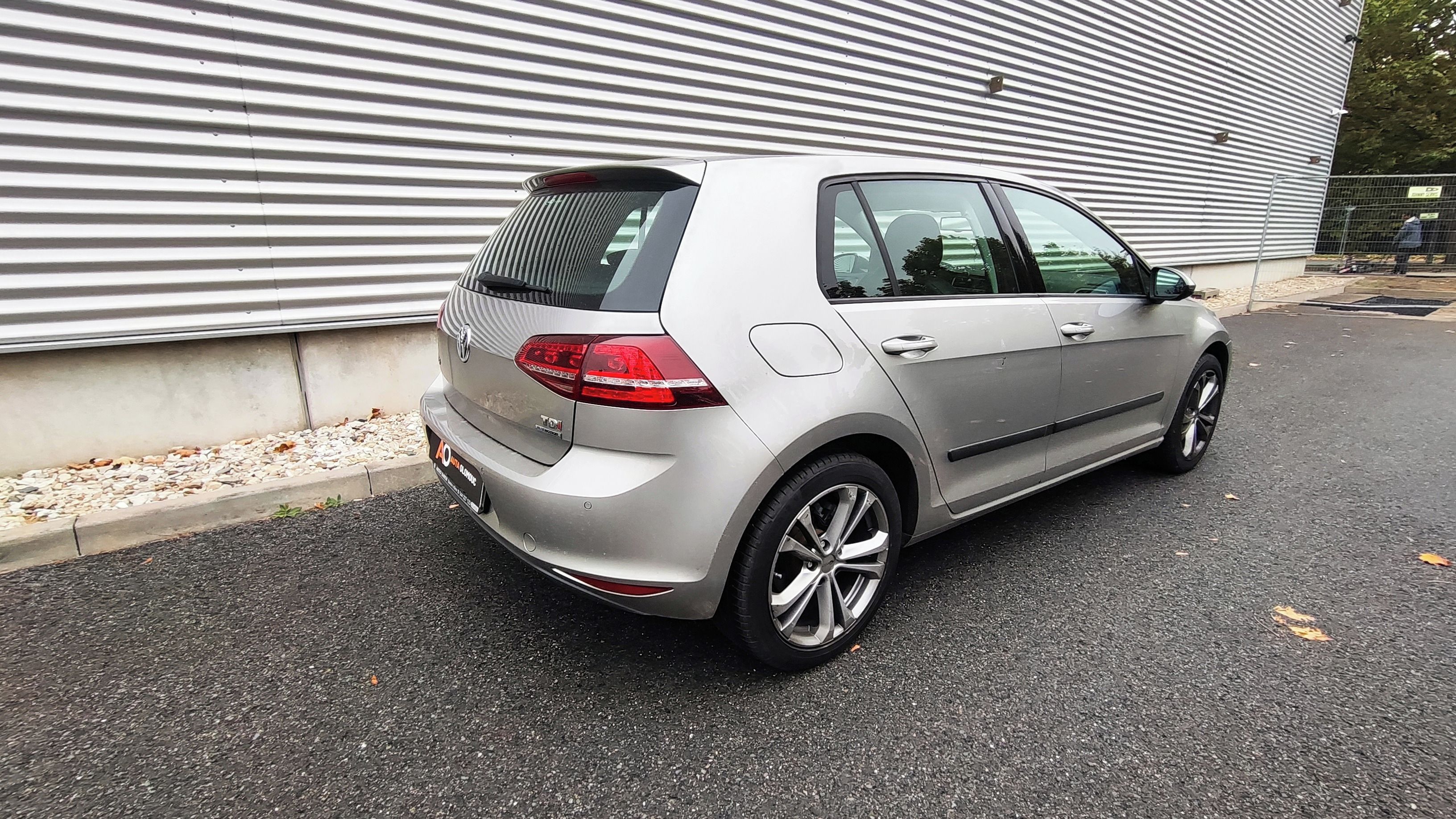 Volkswagen Golf, 1.6 TDI DSG Highline 1.maj ČR - fotka 6