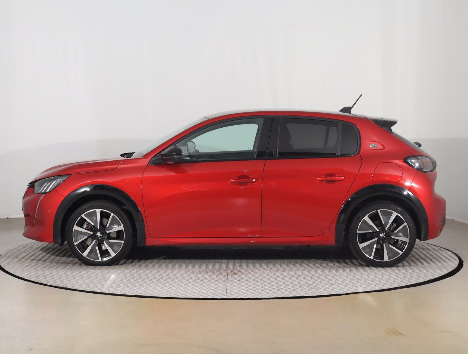 Peugeot 208, 50 kWh, SoH 91%, Automat - fotka 3