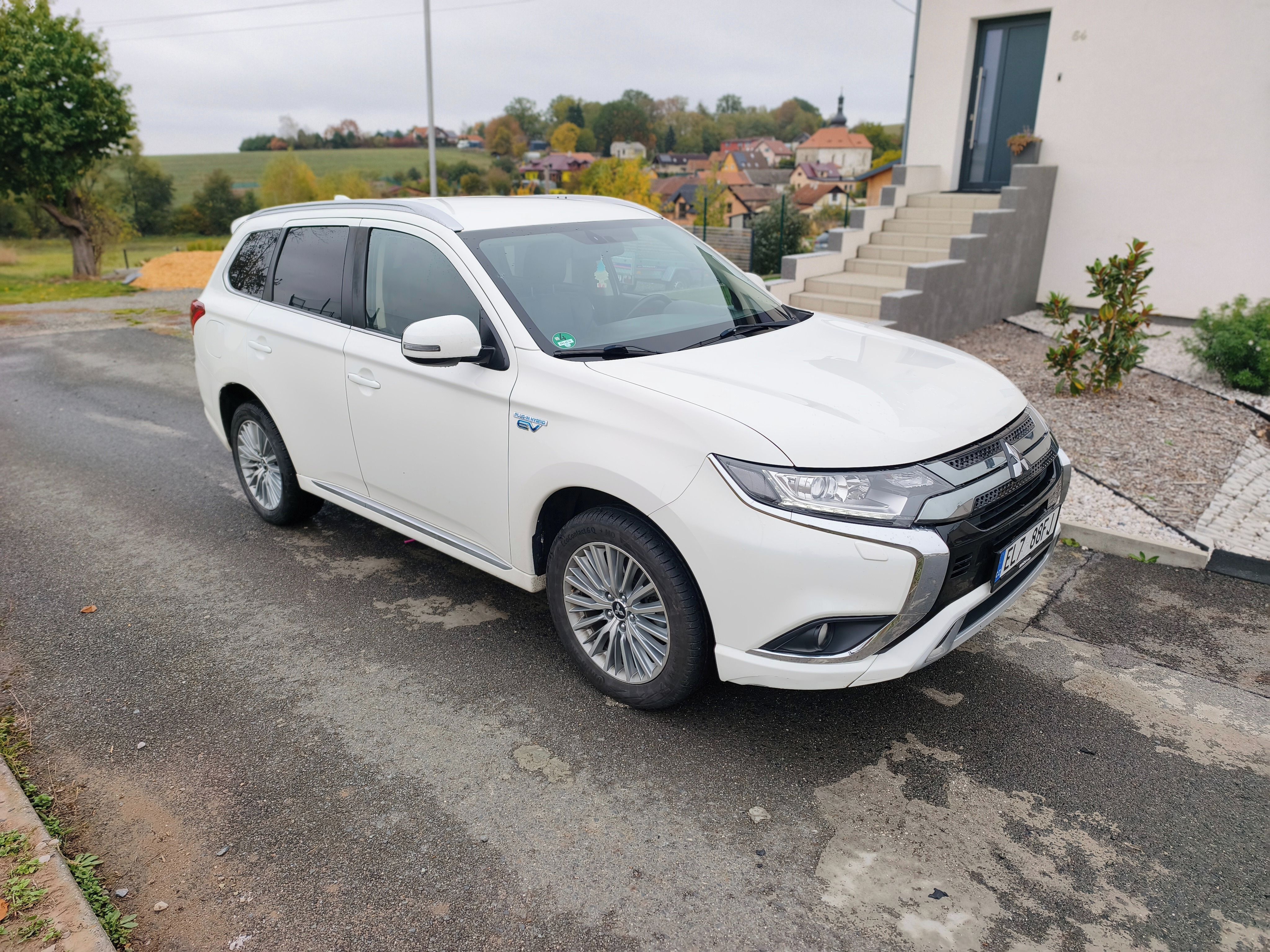 Mitsubishi Outlander, 2.4 l + 2x elektromotor