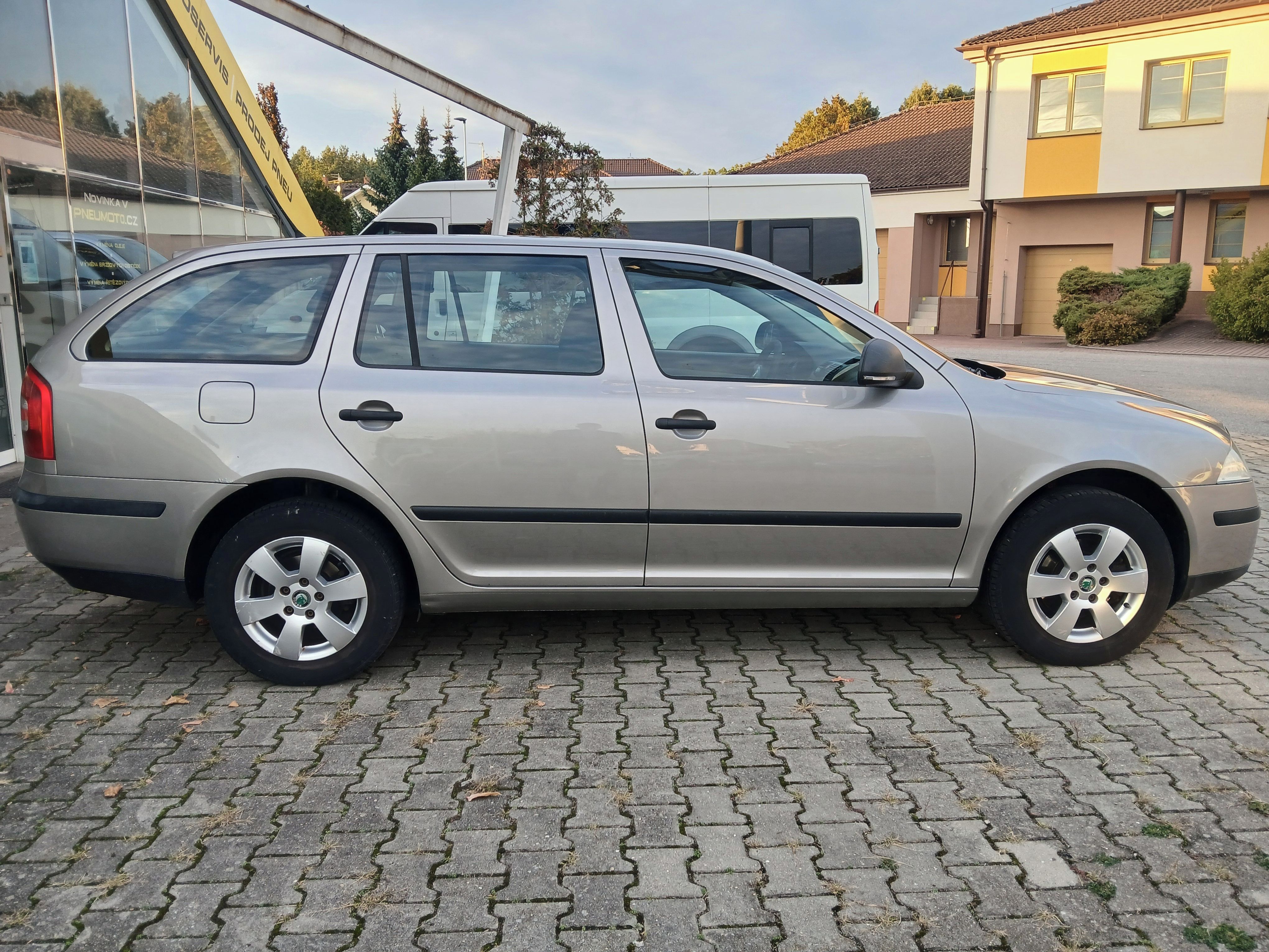 Škoda Octavia, Tour 1.6MPI, 75kW, 1.maj. - fotka 6