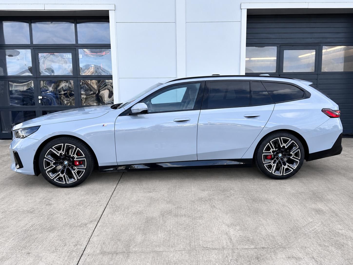 BMW Řada 5, 540d xDrive Touring M-Sport - fotka 3