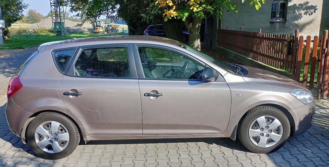 Kia Cee´d, 1.4, r. 2009, 88 079 km - fotka 3