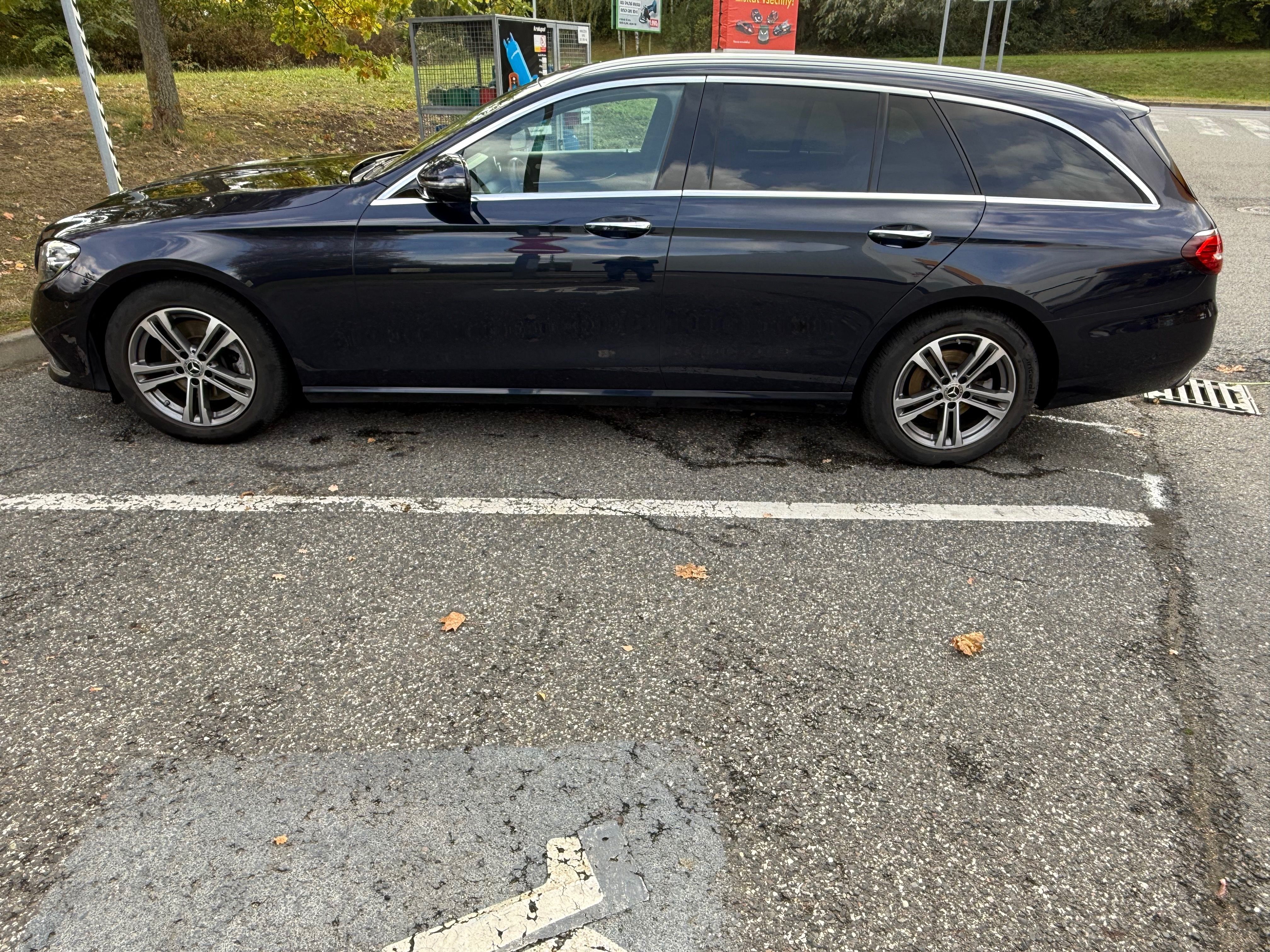 Mercedes-Benz Třídy E, Mercedes-Benz E 220 d 4MATIC - fotka 3