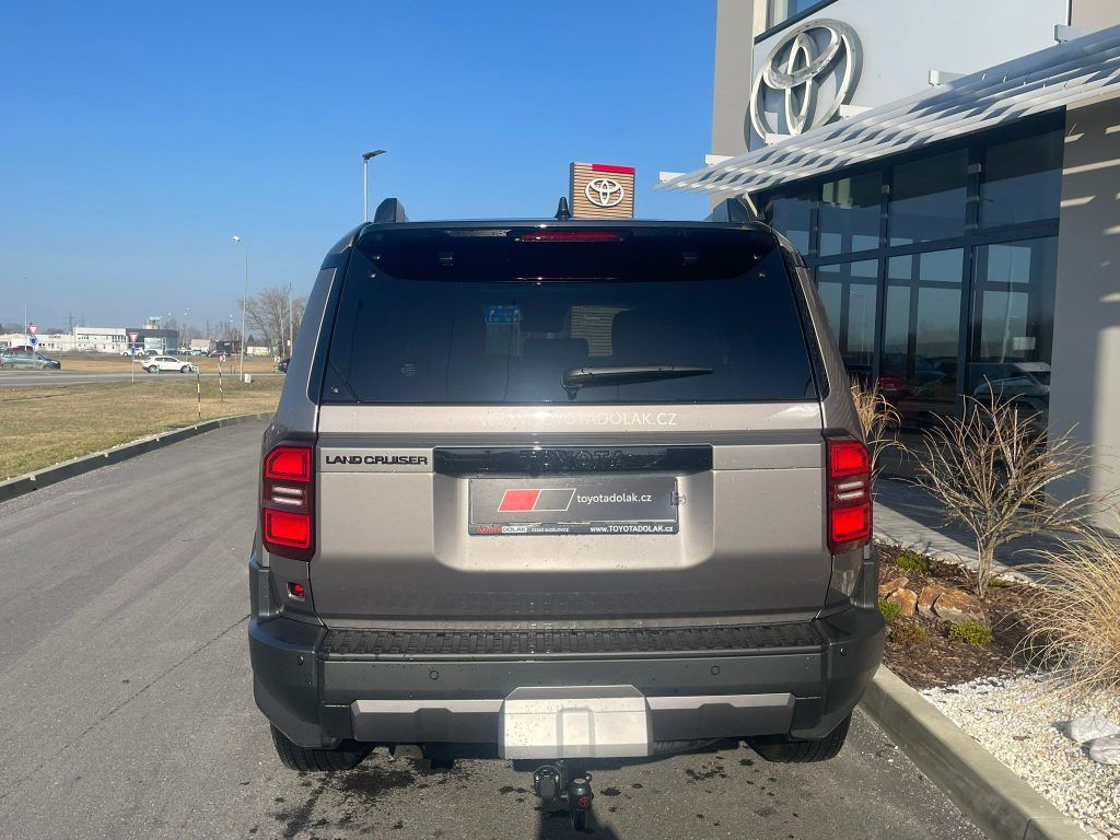 Toyota Land Cruiser, 2.8D 8AT 4x4 Executive Skyview - fotka 5