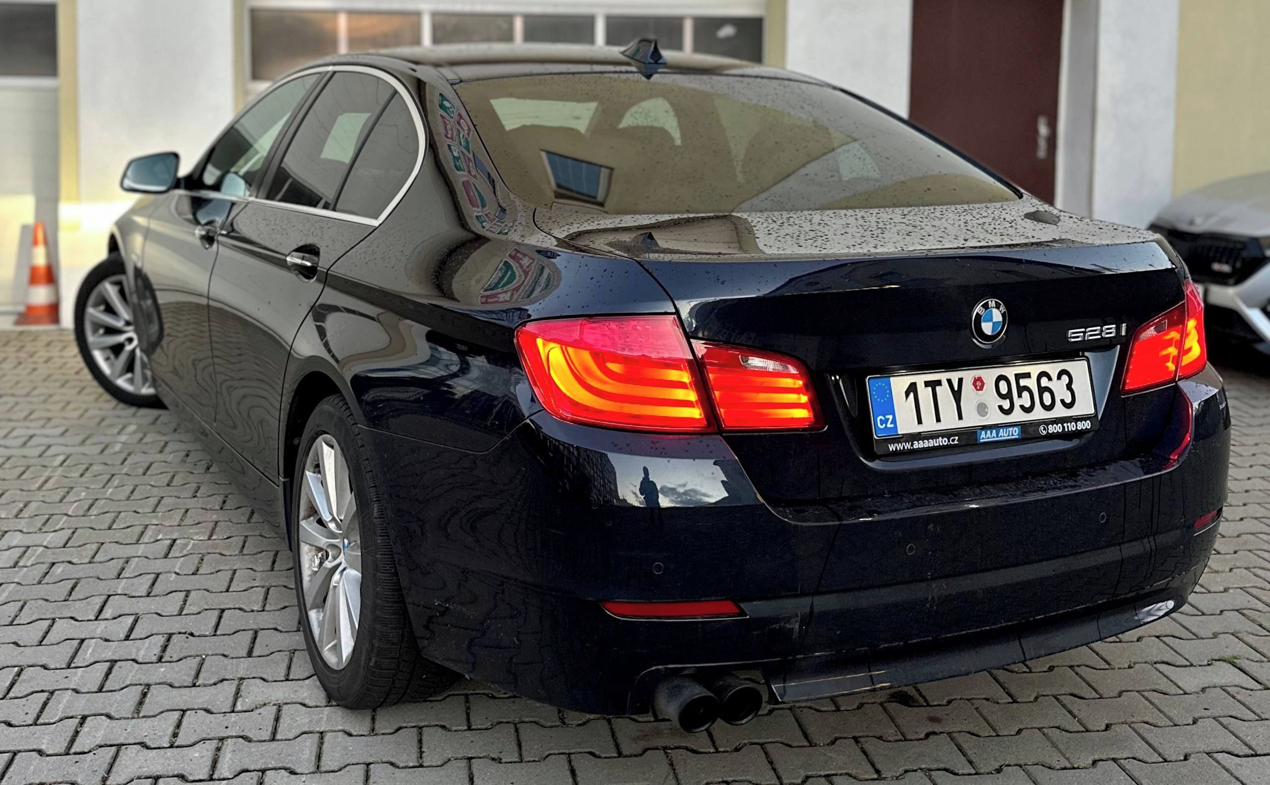 BMW Řada 5, 528i F10 3.0 R6 N53 2010 - fotka 6