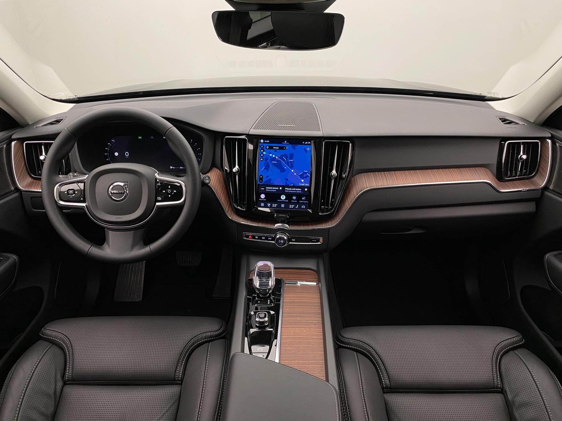 Volvo XC60, B4 AWD DARK PLUS AUT - fotka 2