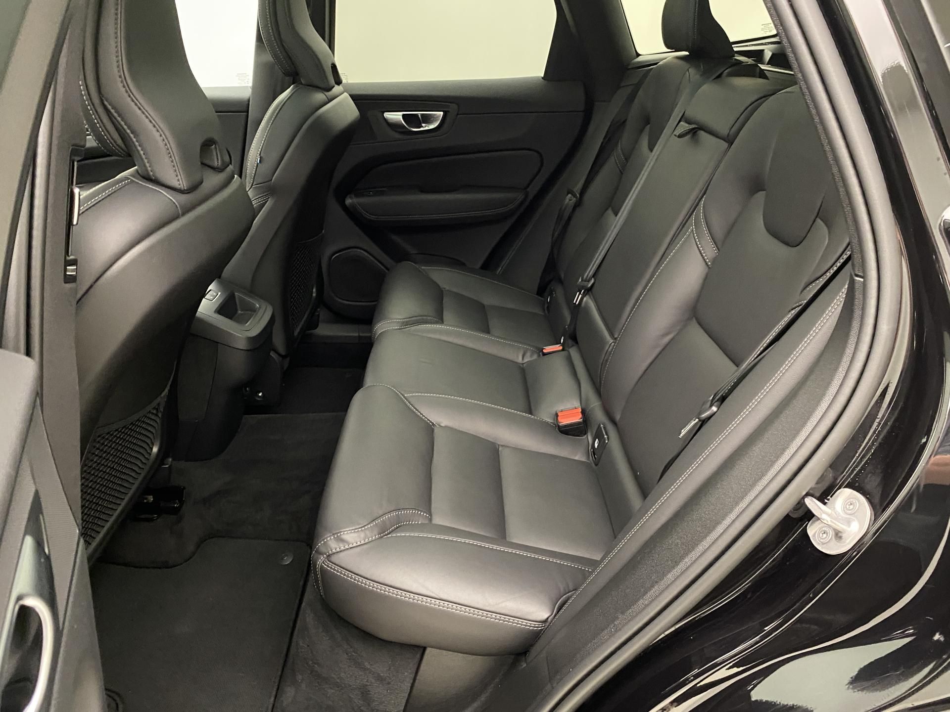 Volvo XC60, B4 AWD DARK PLUS AUT - fotka 5