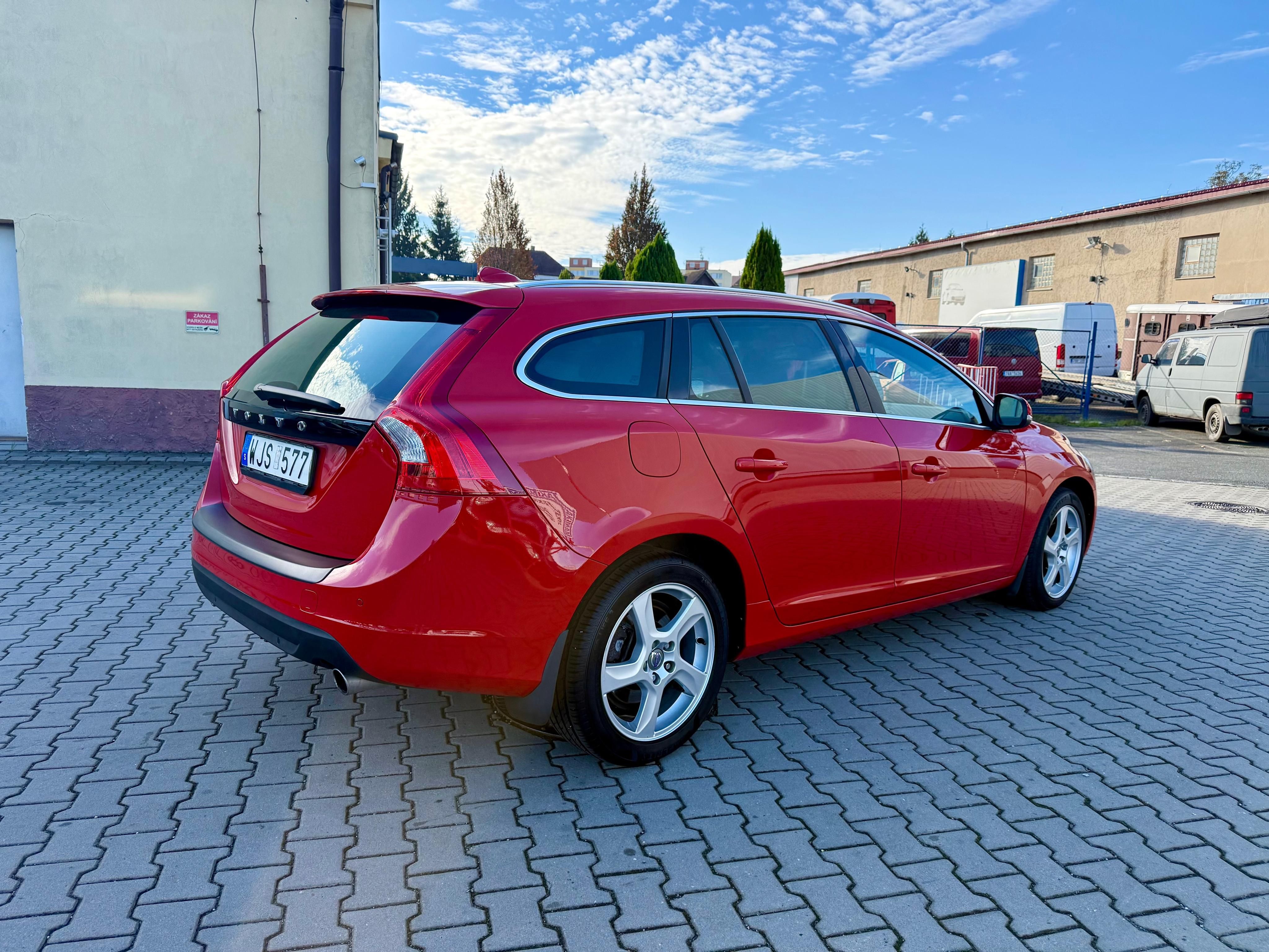 Volvo V60, 2.4 D5 AWD 151kw, 1. Majitel - fotka 4