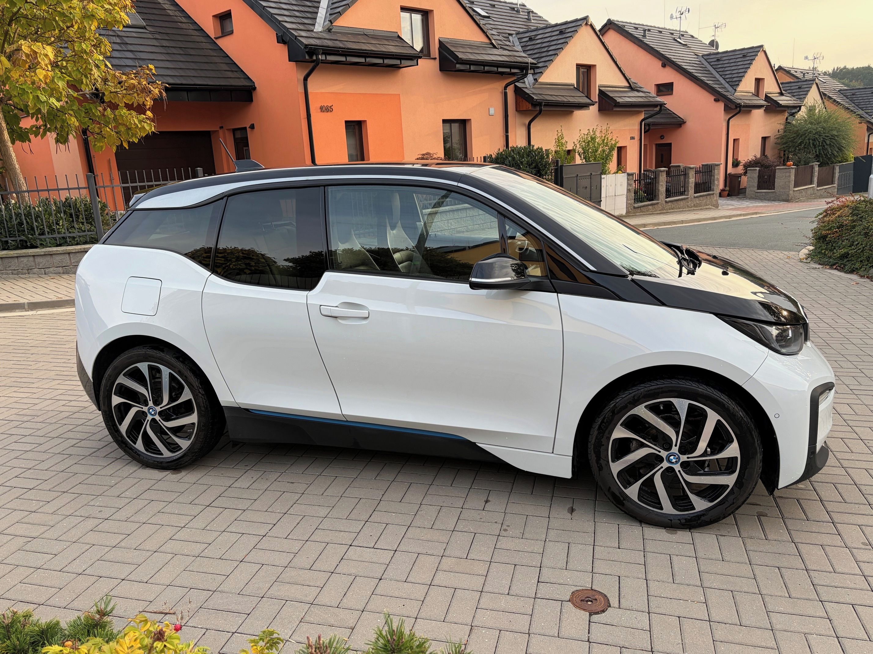 BMW i3, 120Ah facelift, kůže,velká nav - fotka 5