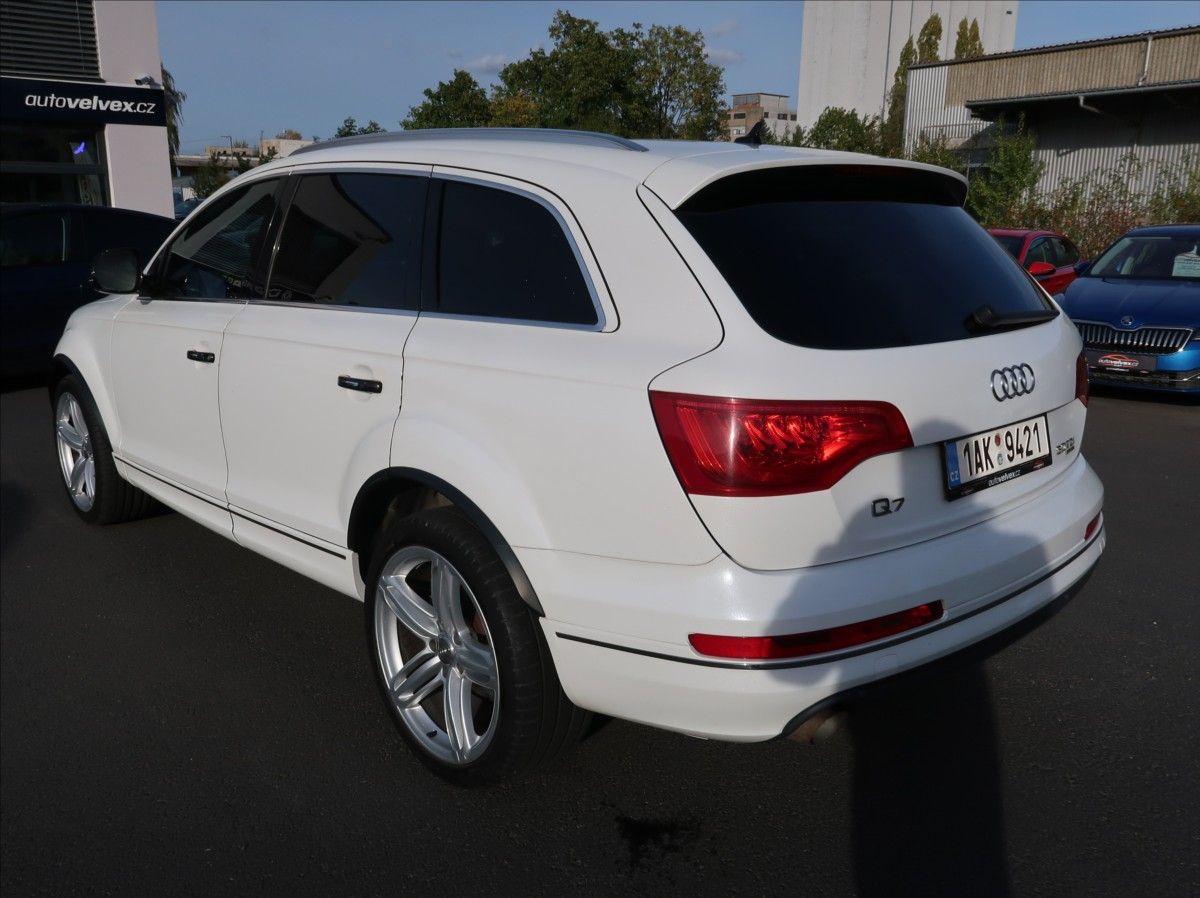 Audi Q7, 3,0 TDi,176kW,NovéČR,7míst - fotka 4