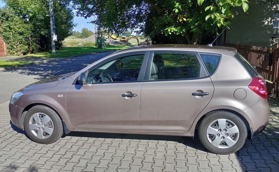 Kia Cee´d, 1.4, r. 2009, 88 079 km - fotka 2