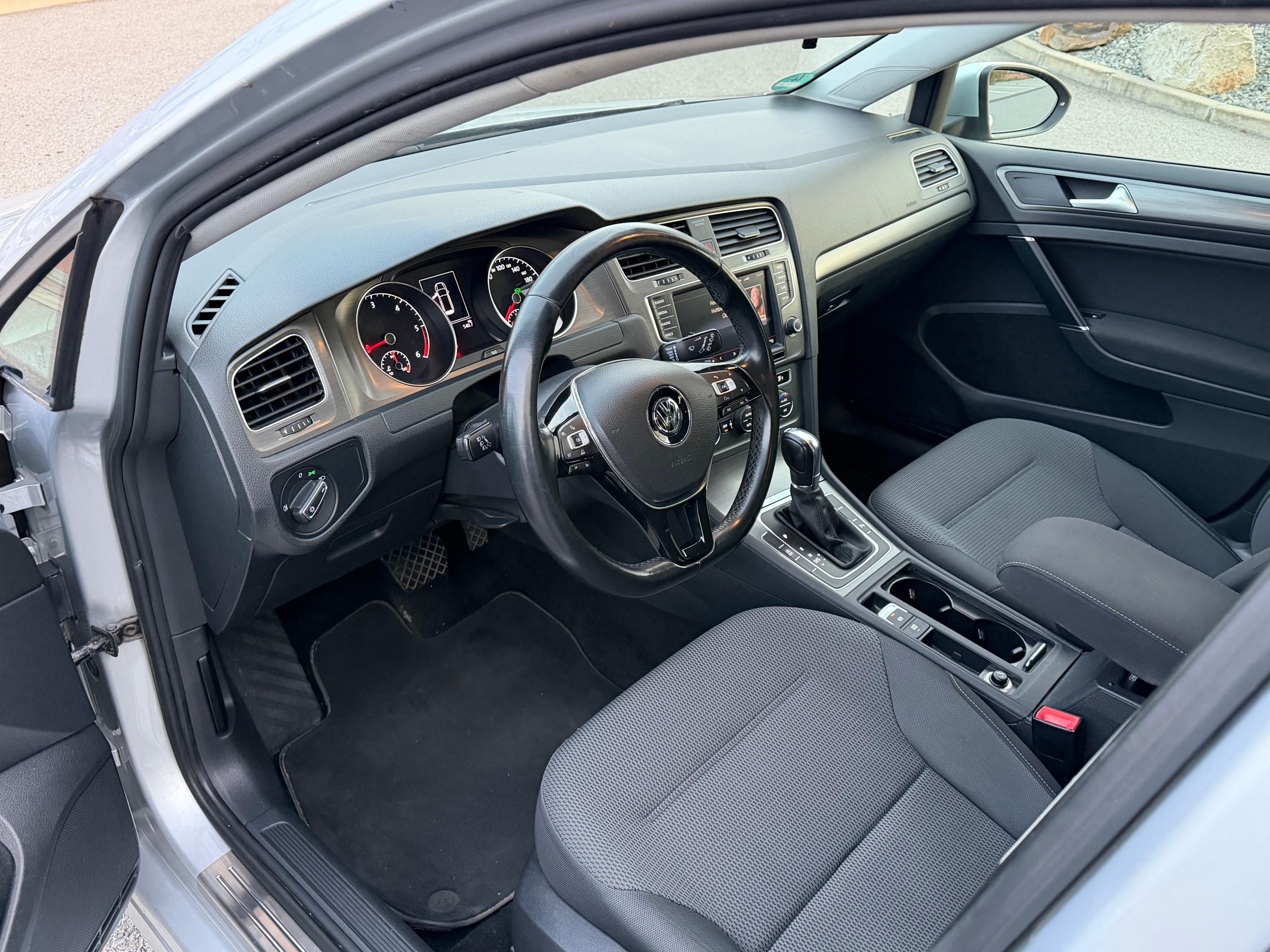 Volkswagen Golf, 1.6TDI 77KW,DSG,Xenon,Navi - fotka 6