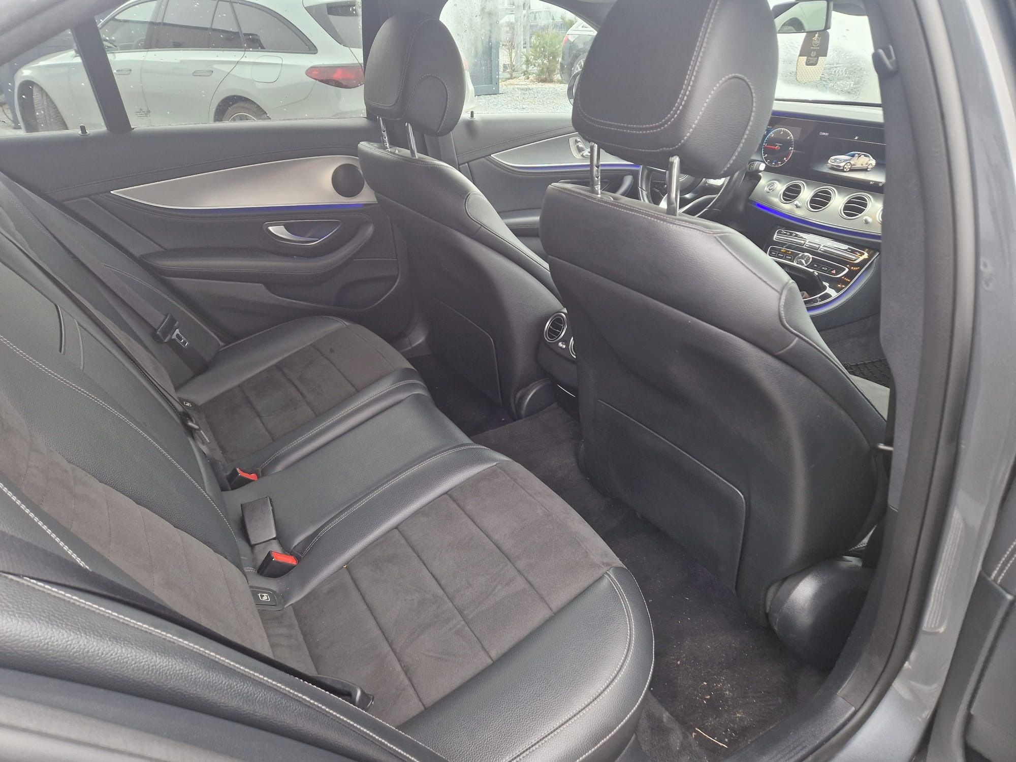 Mercedes-Benz Třídy E, Mercedes BENZ E220d 4Matic - fotka 2