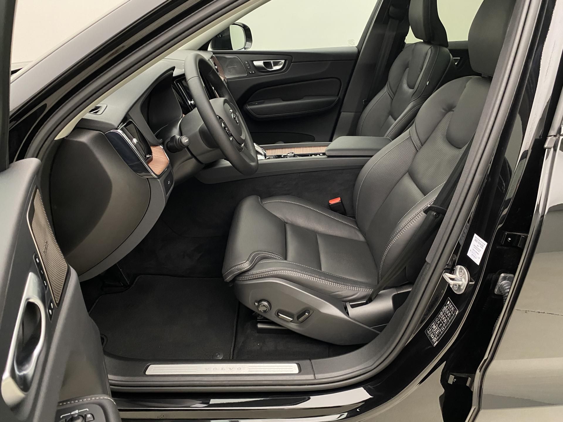 Volvo XC60, B4 AWD DARK PLUS AUT - fotka 3