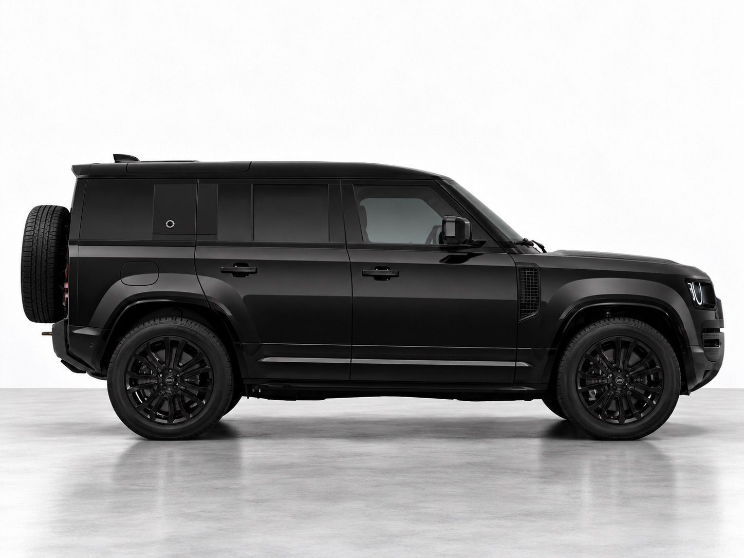 Land Rover Defender, OCTA P635 V8 BLACK EDITION - fotka 2