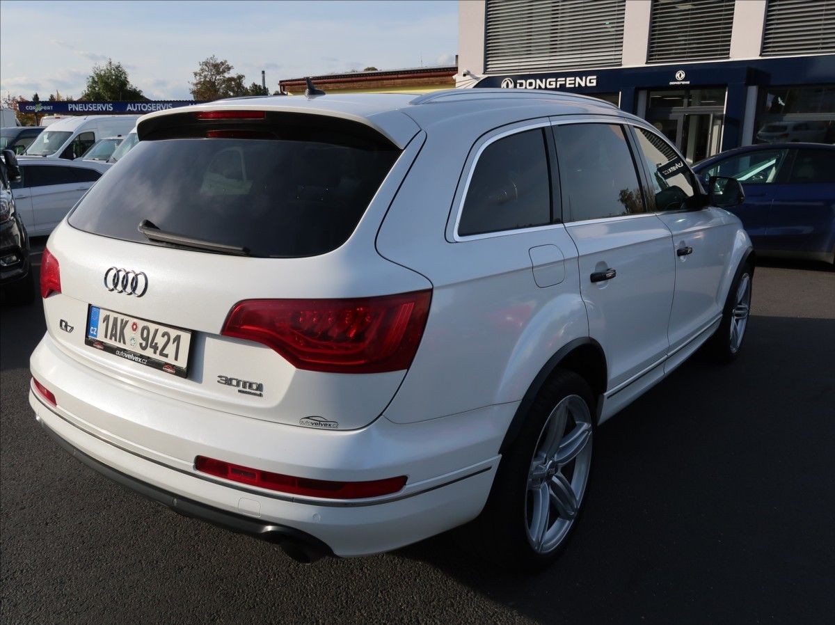 Audi Q7, 3,0 TDi,176kW,NovéČR,7míst - fotka 3